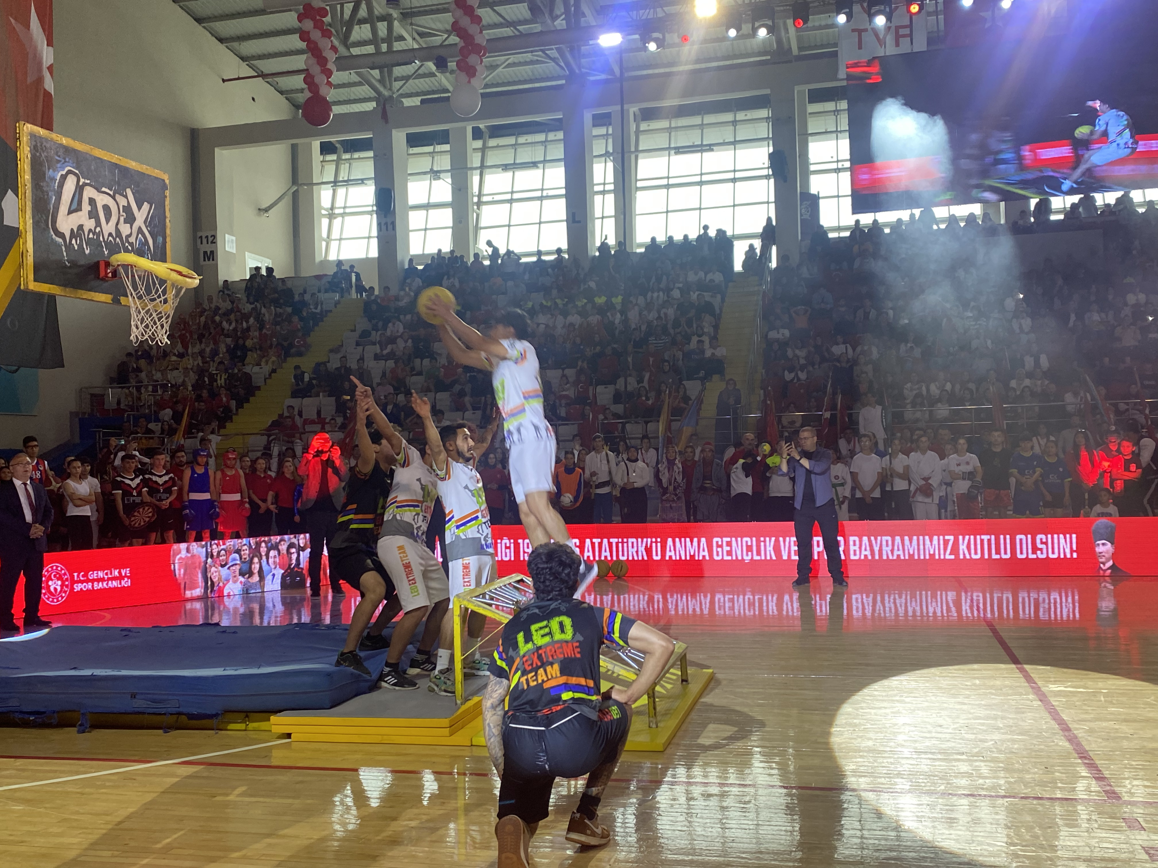 'Leo Extreme Team' Sporcularının Basketbol Şovları 19 Mayıs Törenlerine Renk Kattı!