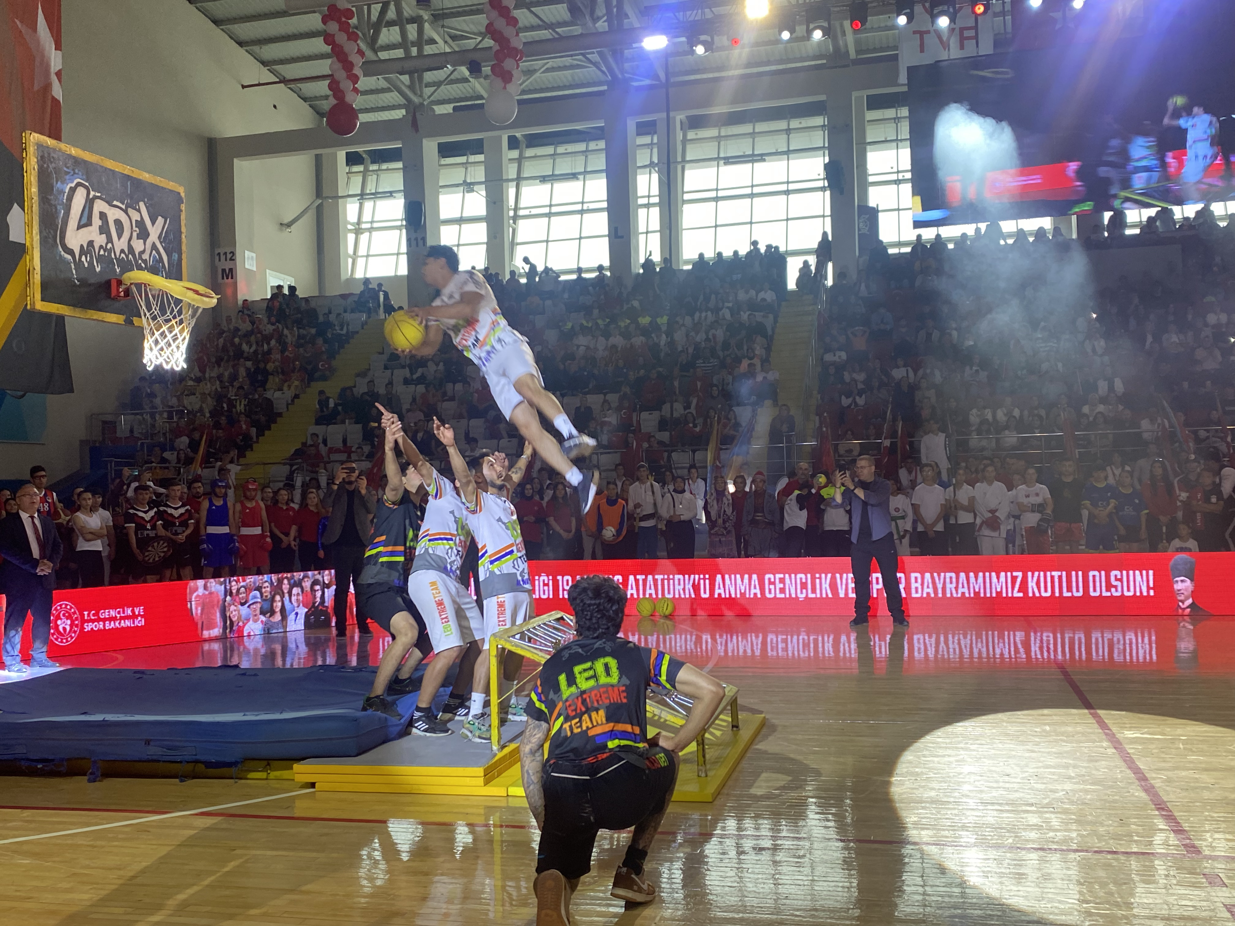 'Leo Extreme Team' Sporcularının Basketbol Şovları 19 Mayıs Törenlerine Renk Kattı!