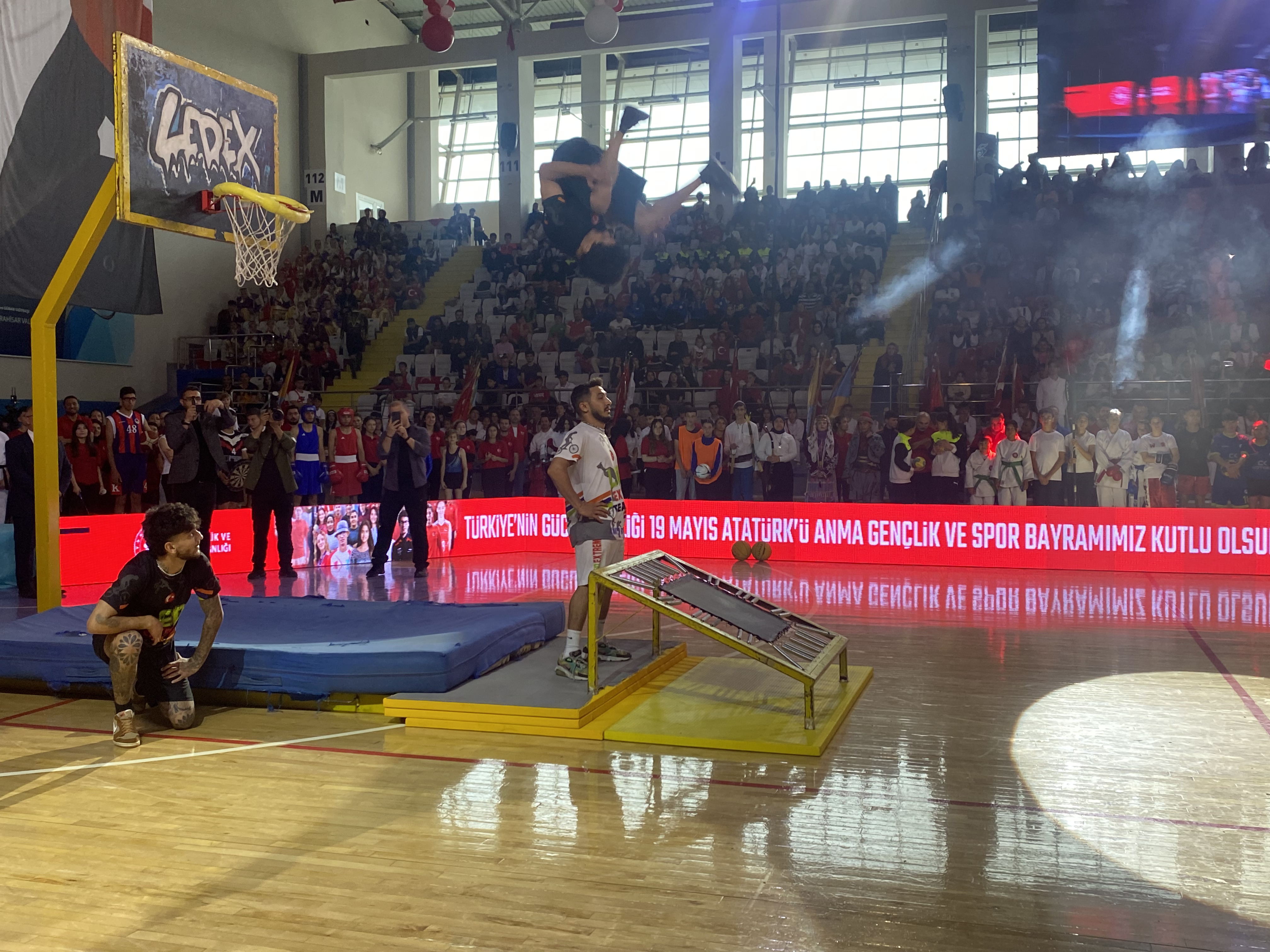 'Leo Extreme Team' Sporcularının Basketbol Şovları 19 Mayıs Törenlerine Renk Kattı!