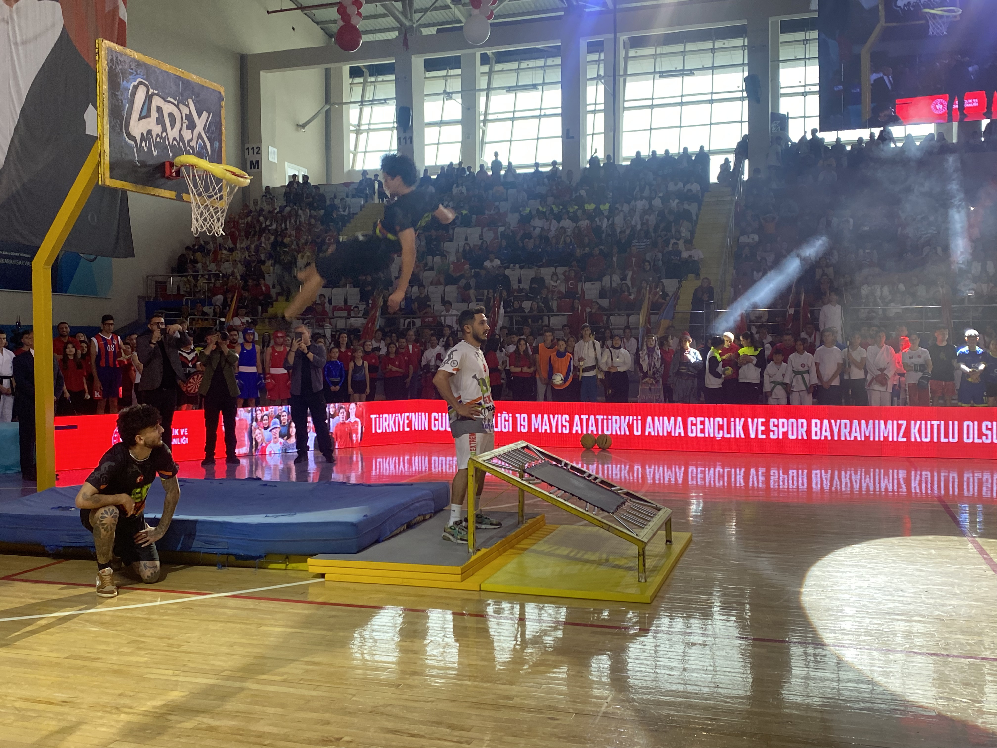 'Leo Extreme Team' Sporcularının Basketbol Şovları 19 Mayıs Törenlerine Renk Kattı!