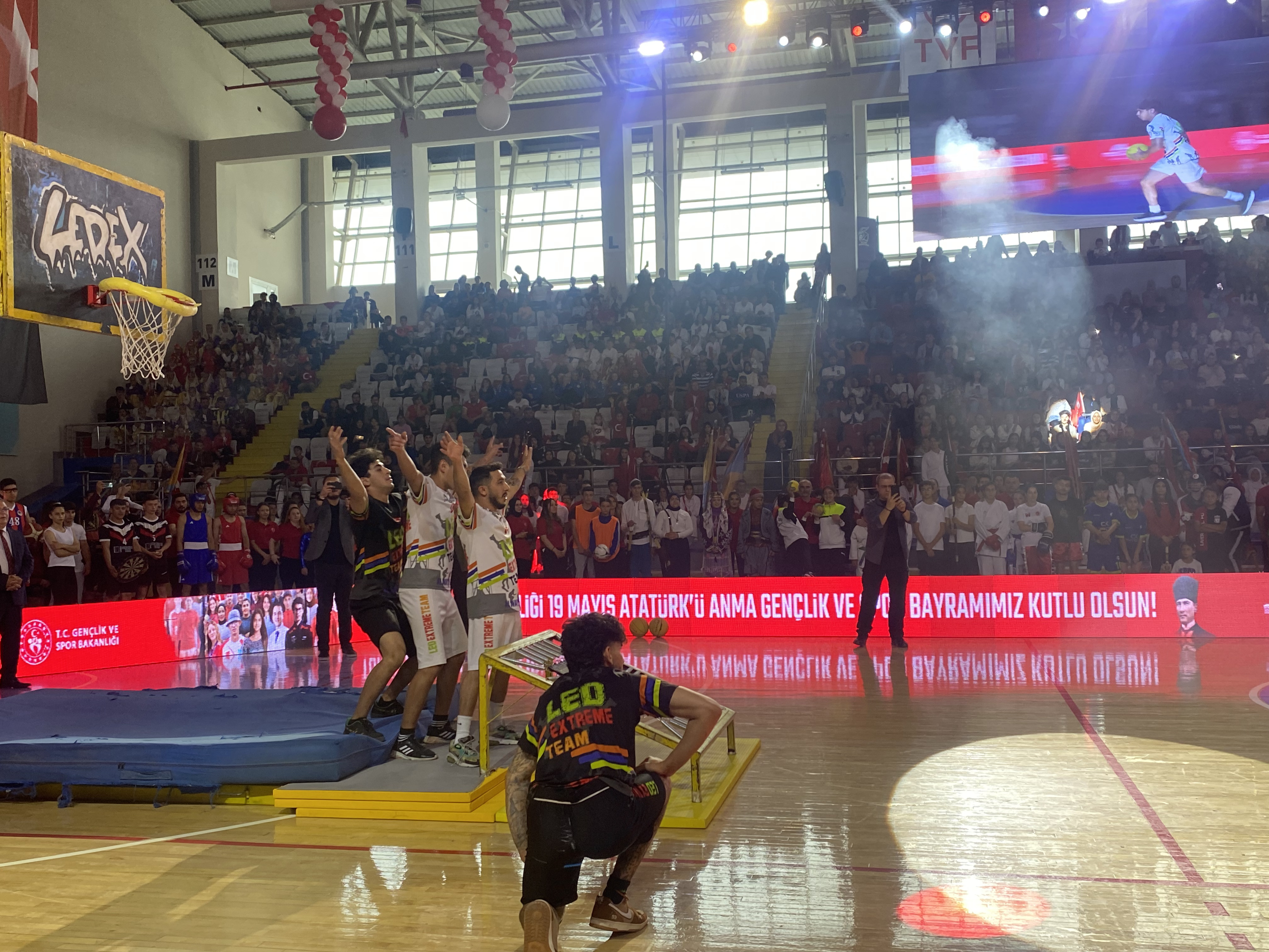 'Leo Extreme Team' Sporcularının Basketbol Şovları 19 Mayıs Törenlerine Renk Kattı!