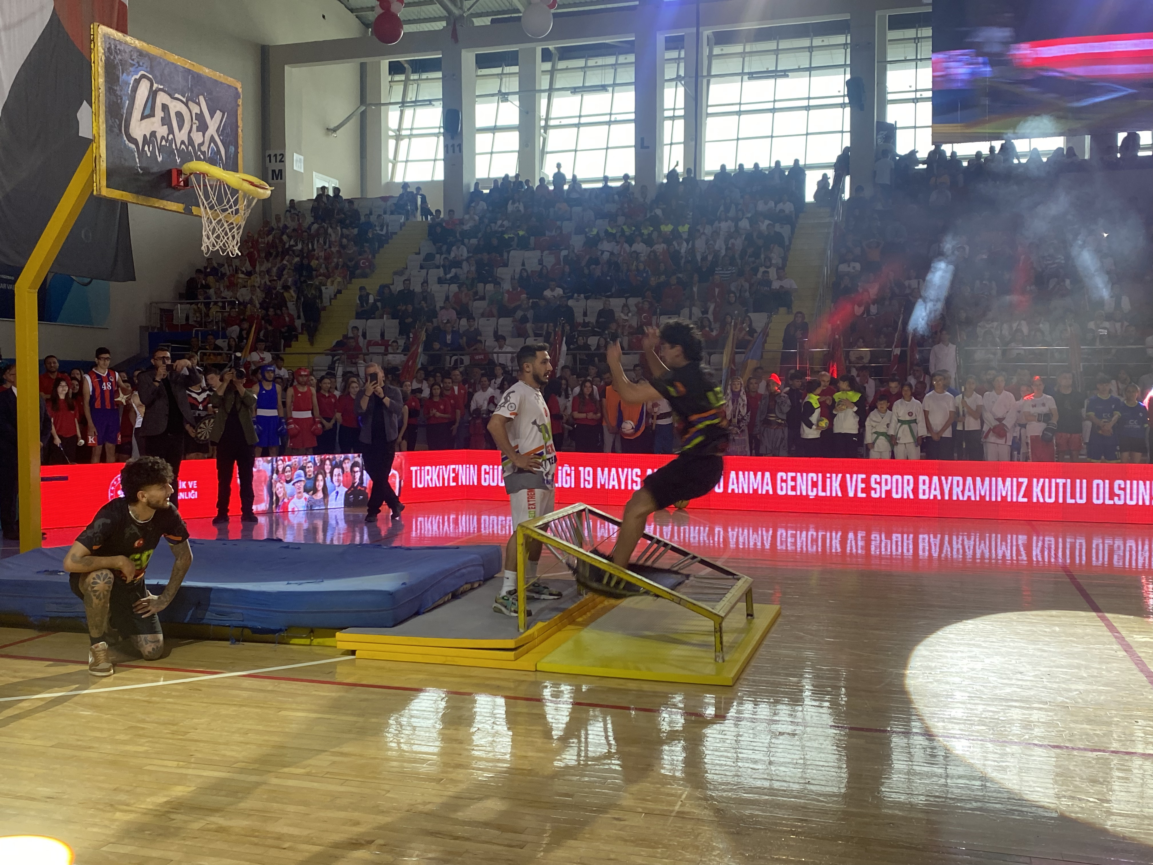 'Leo Extreme Team' Sporcularının Basketbol Şovları 19 Mayıs Törenlerine Renk Kattı!