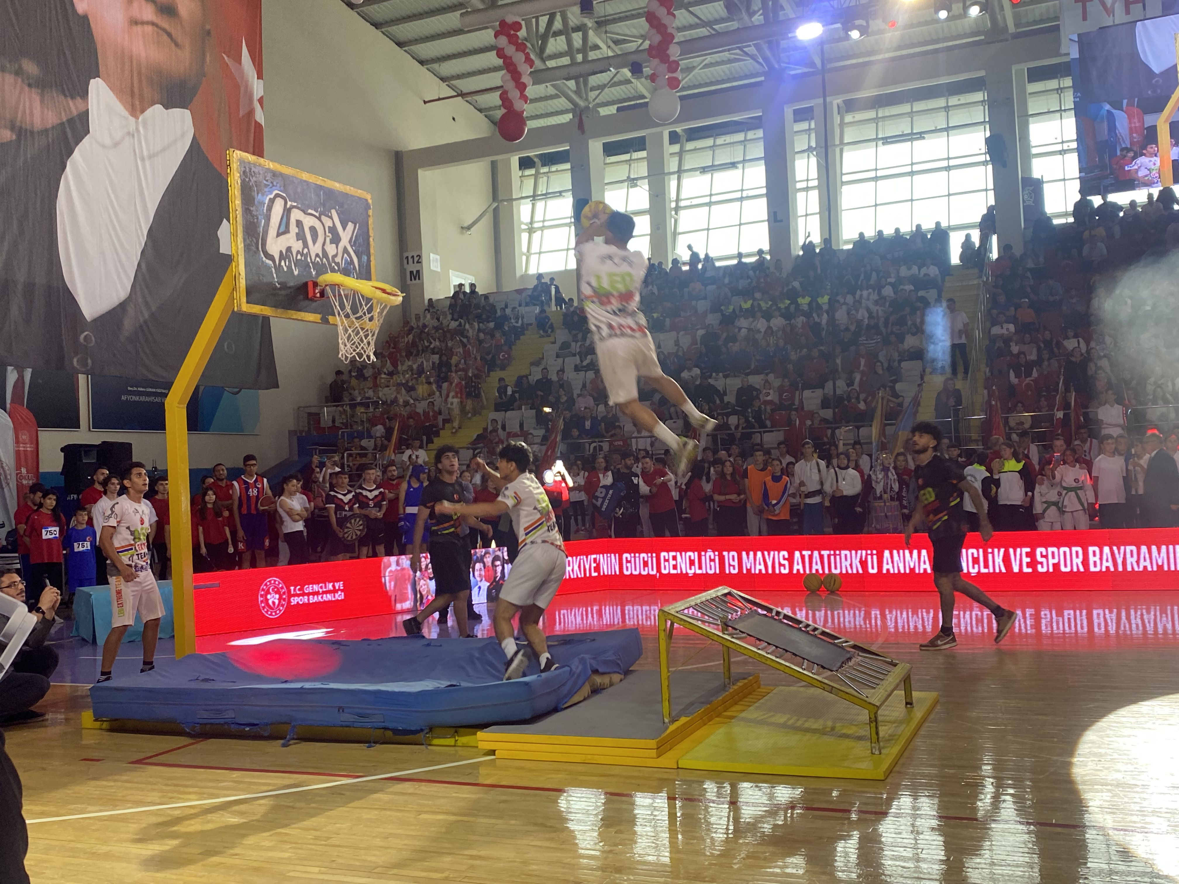 'Leo Extreme Team' Sporcularının Basketbol Şovları 19 Mayıs Törenlerine Renk Kattı!