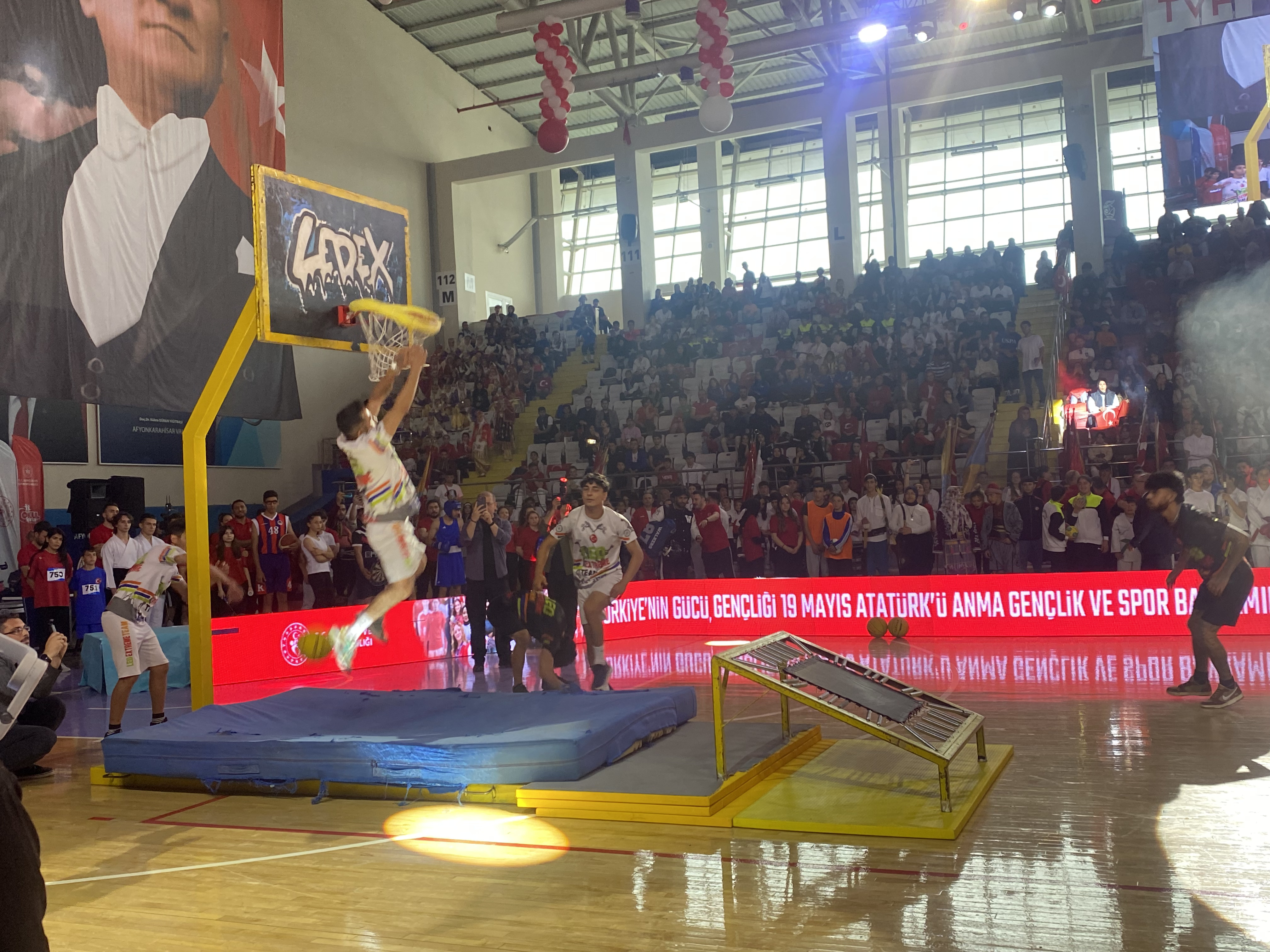 'Leo Extreme Team' Sporcularının Basketbol Şovları 19 Mayıs Törenlerine Renk Kattı!