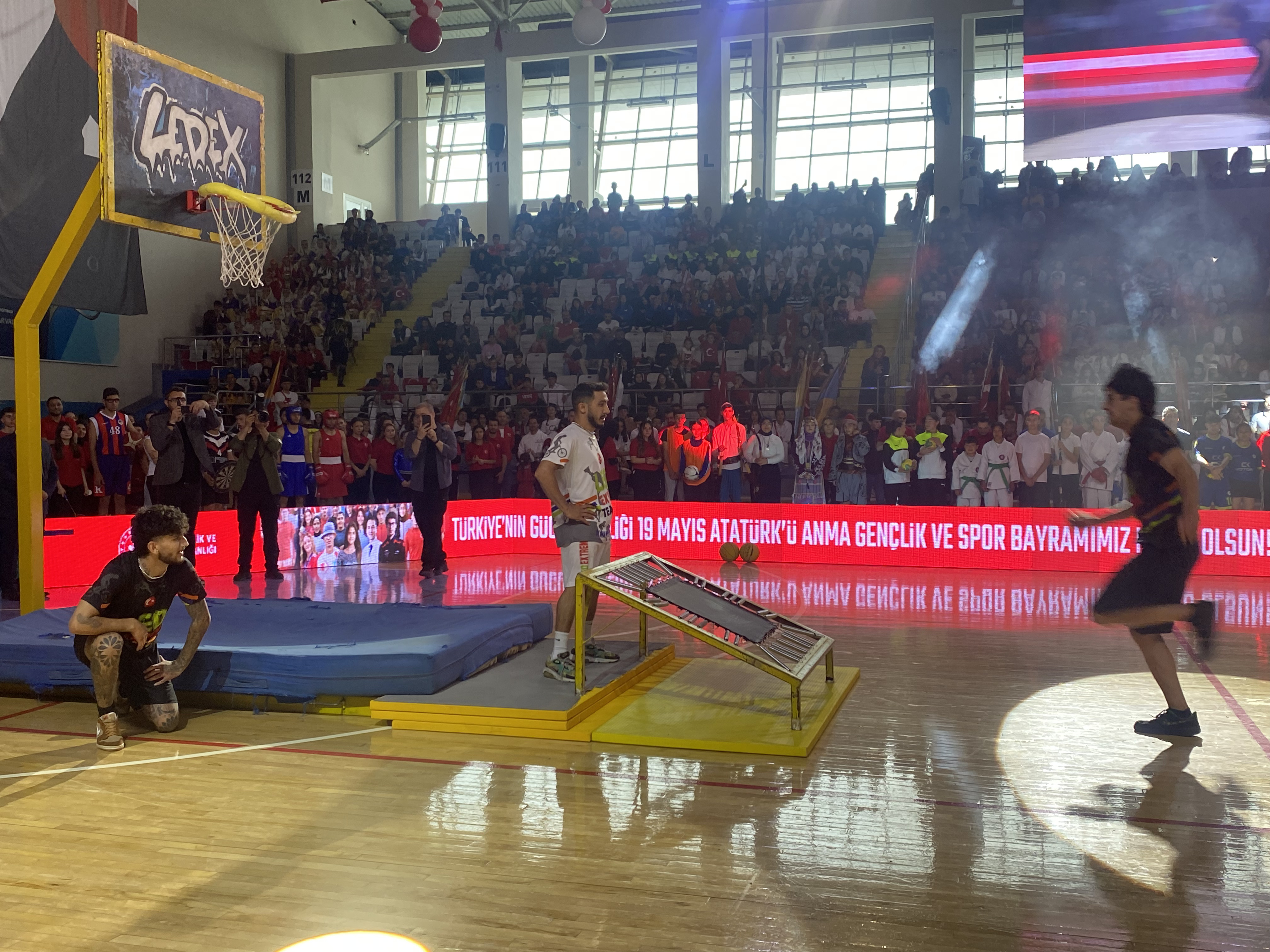 'Leo Extreme Team' Sporcularının Basketbol Şovları 19 Mayıs Törenlerine Renk Kattı!