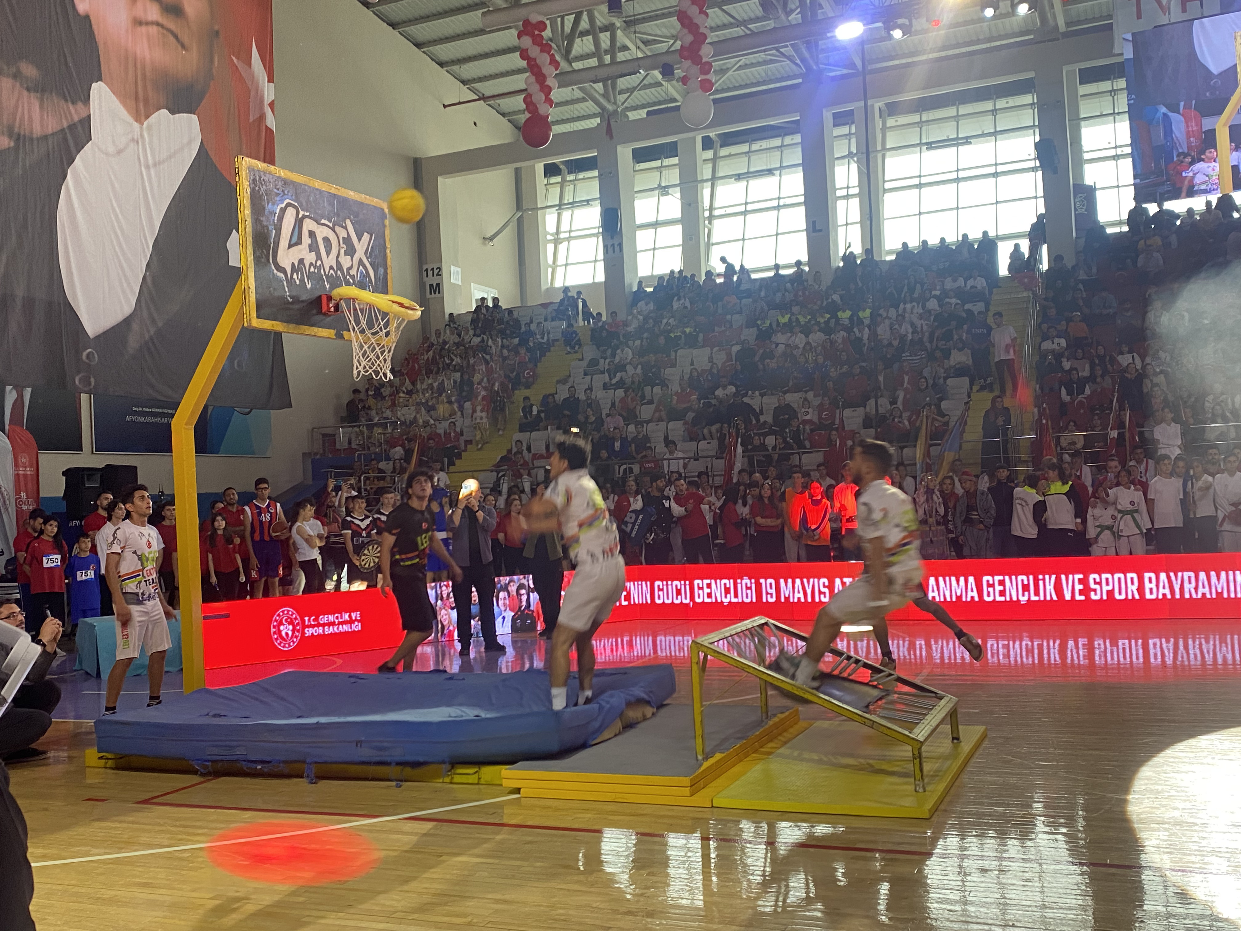 'Leo Extreme Team' Sporcularının Basketbol Şovları 19 Mayıs Törenlerine Renk Kattı!