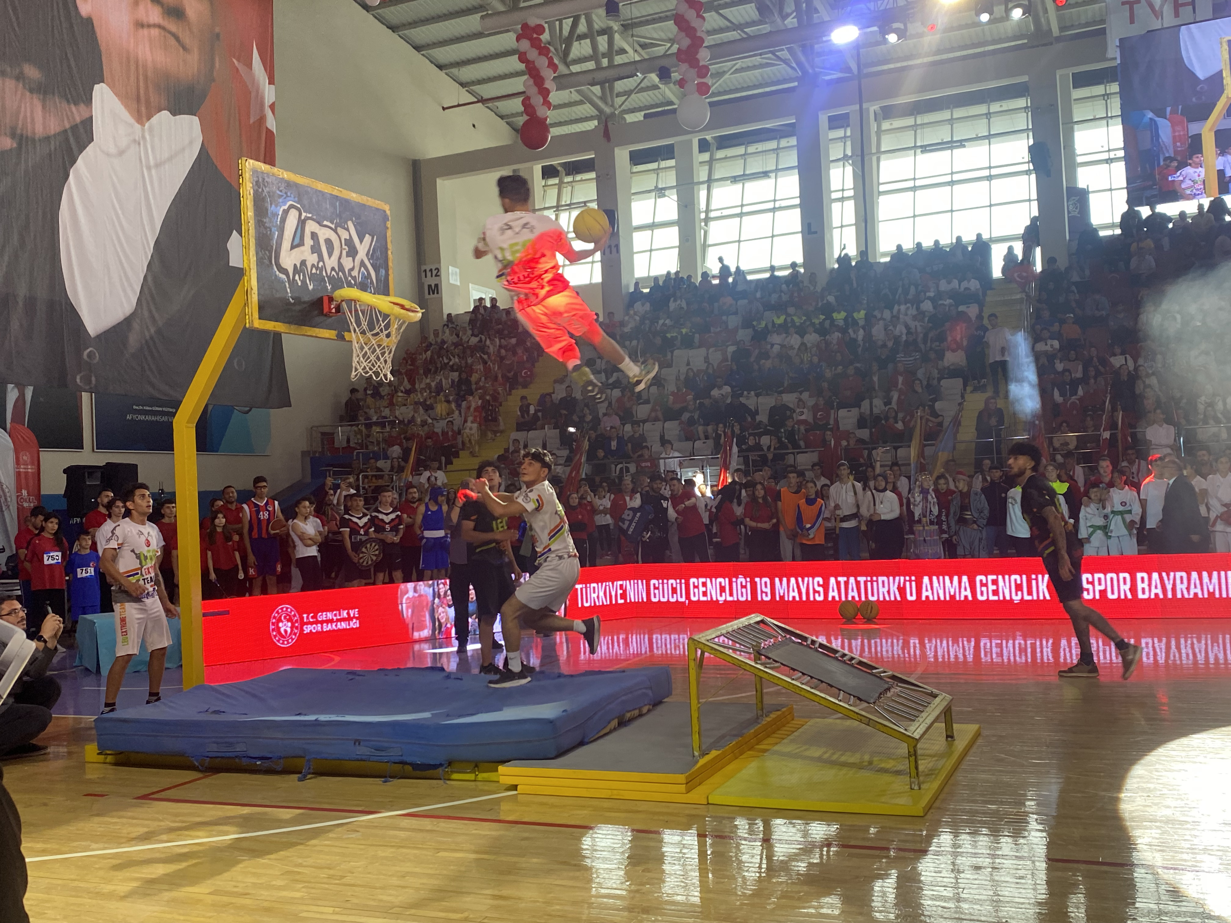 'Leo Extreme Team' Sporcularının Basketbol Şovları 19 Mayıs Törenlerine Renk Kattı!