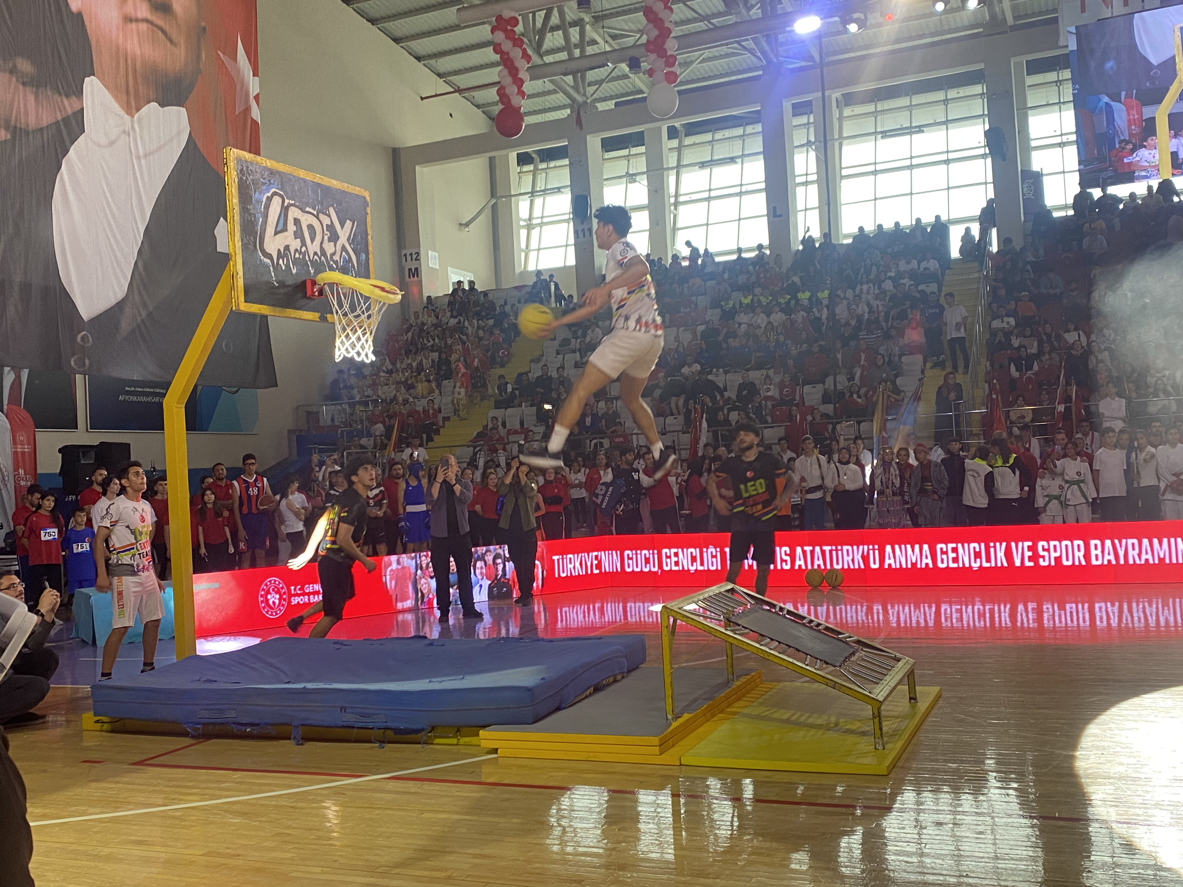 'Leo Extreme Team' Sporcularının Basketbol Şovları 19 Mayıs Törenlerine Renk Kattı!