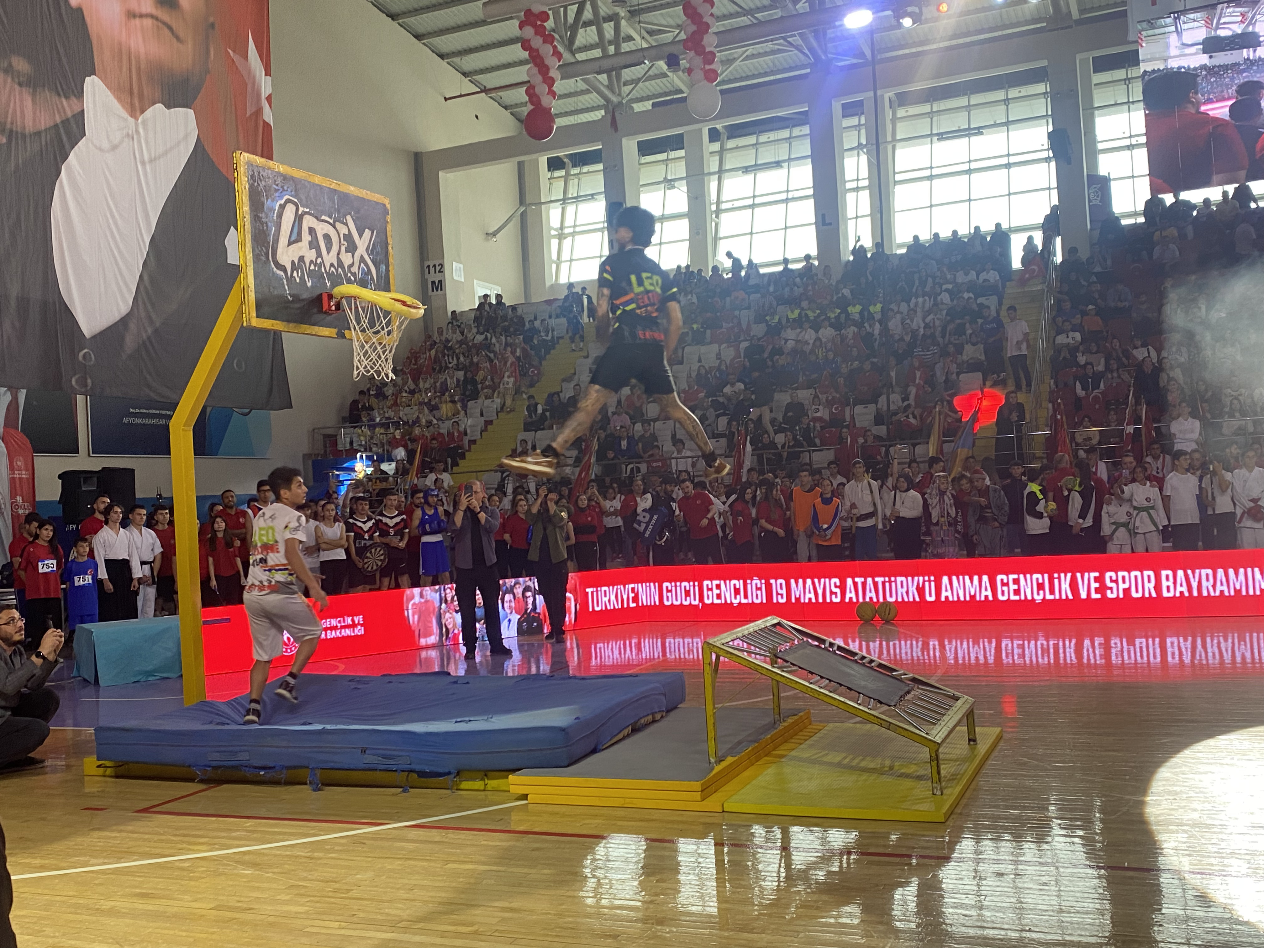 'Leo Extreme Team' Sporcularının Basketbol Şovları 19 Mayıs Törenlerine Renk Kattı!