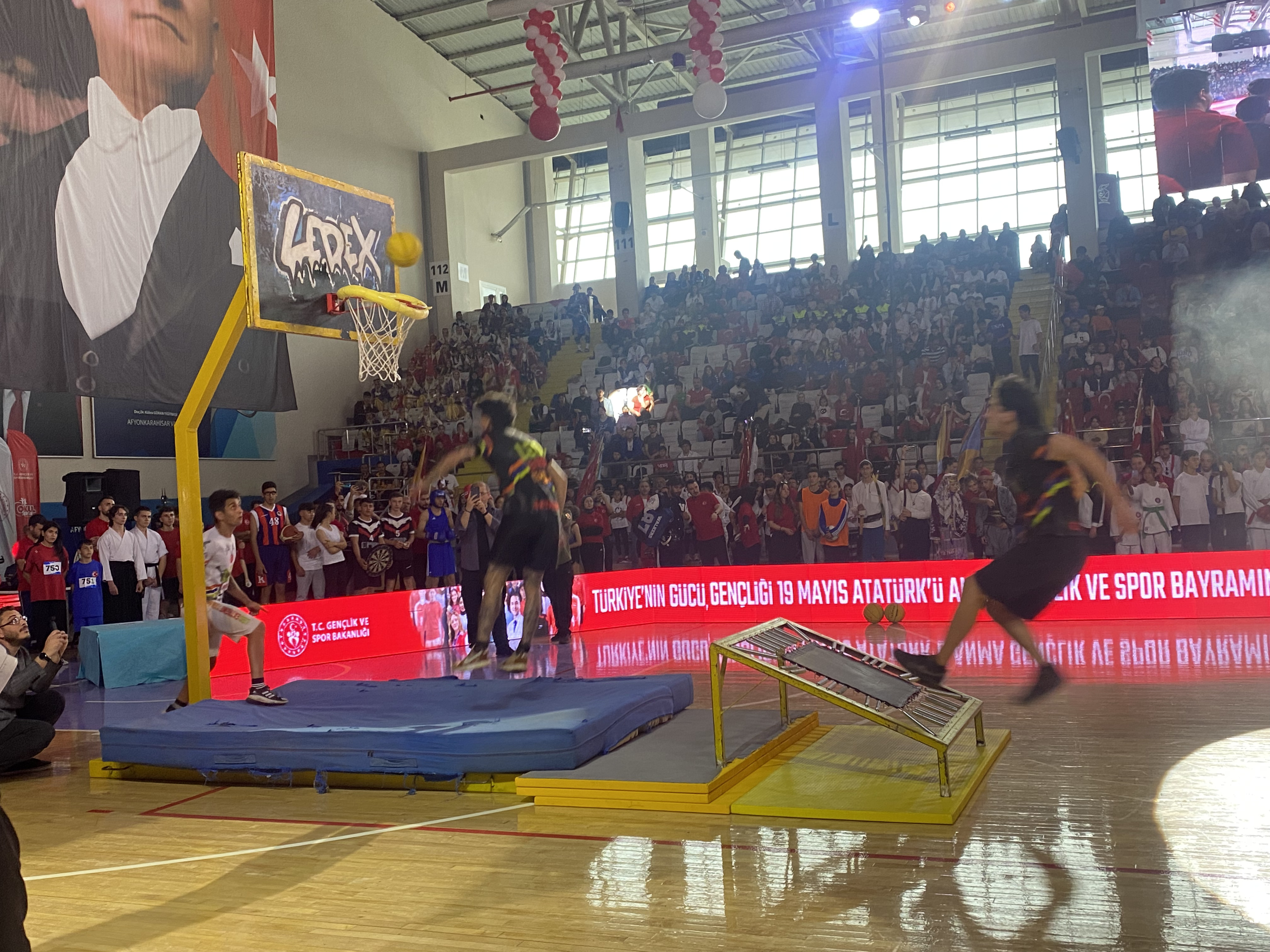 'Leo Extreme Team' Sporcularının Basketbol Şovları 19 Mayıs Törenlerine Renk Kattı!