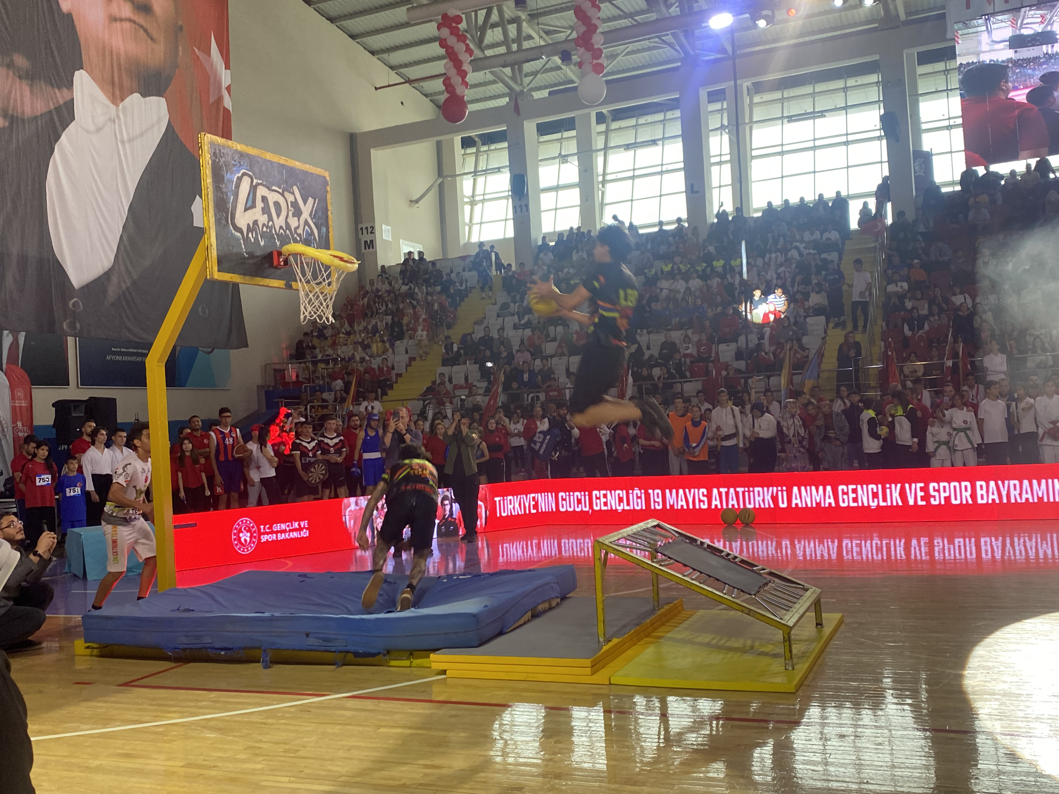 'Leo Extreme Team' Sporcularının Basketbol Şovları 19 Mayıs Törenlerine Renk Kattı!