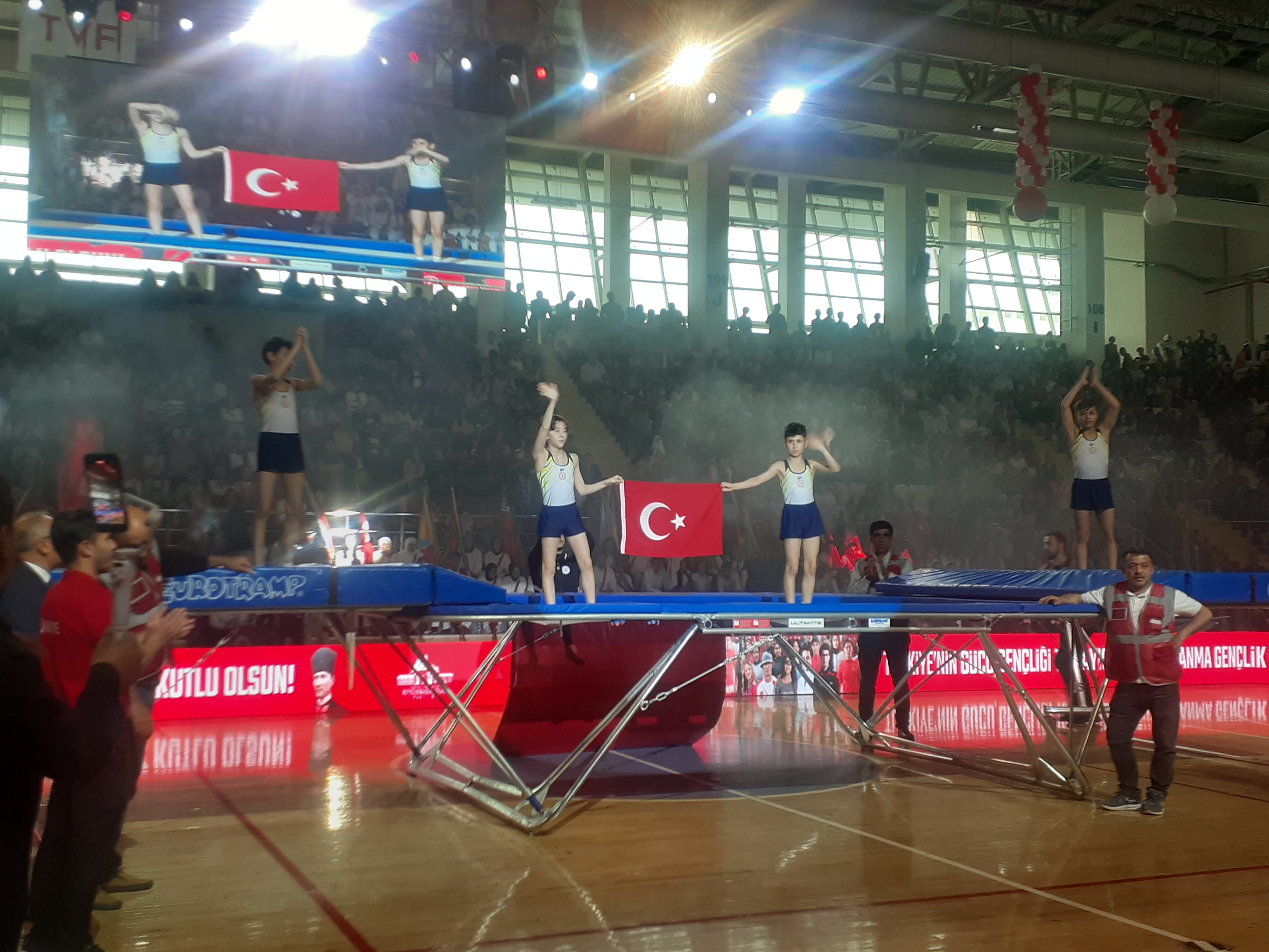 Afyonkarahisar'da Trambolin Şöleni: Gençlerin Gösterisi, Büyük İlgi Gördü