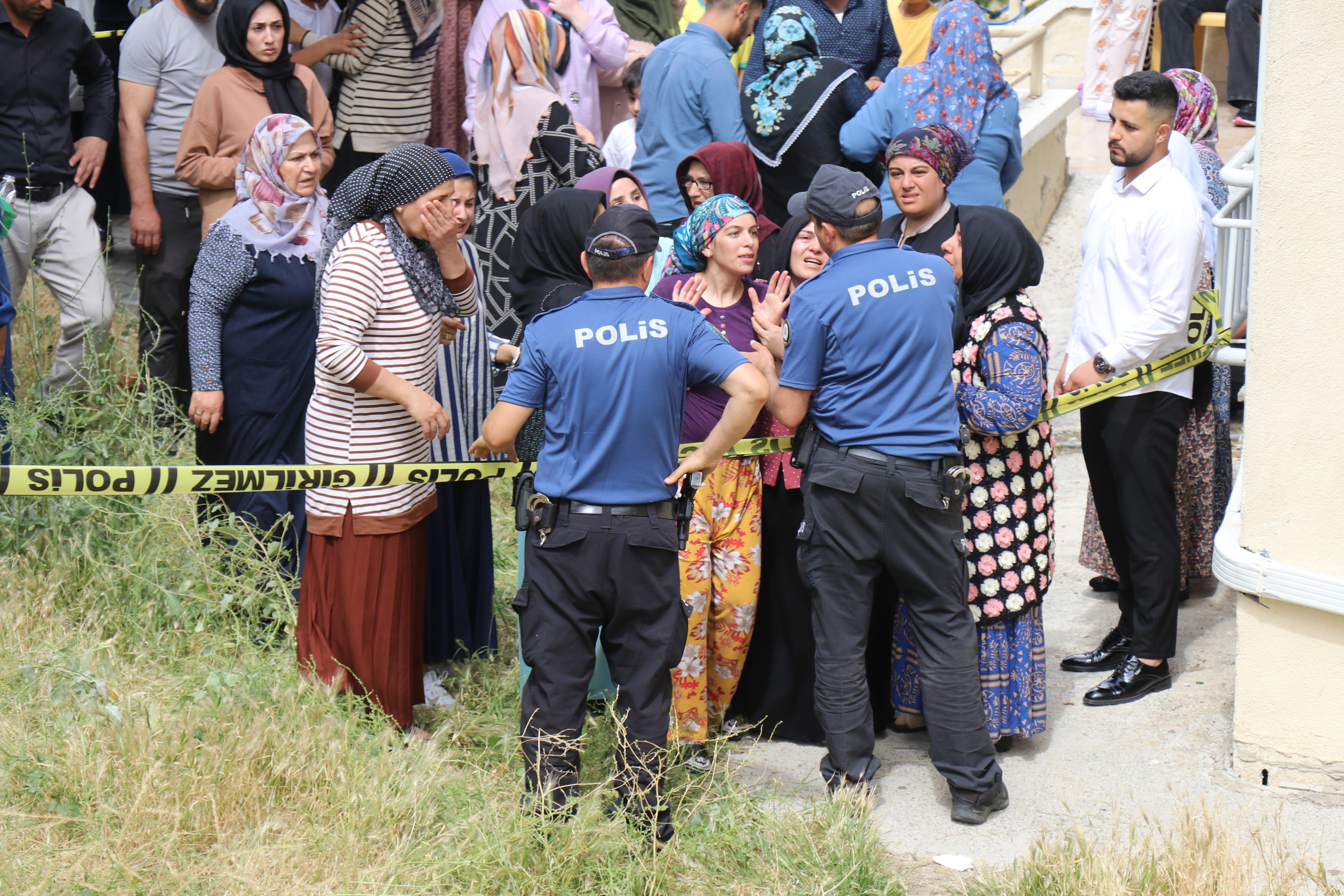 14 Katlı Binanın 8. Katından Düştü Minik Umut Yaşamını Yitirdi