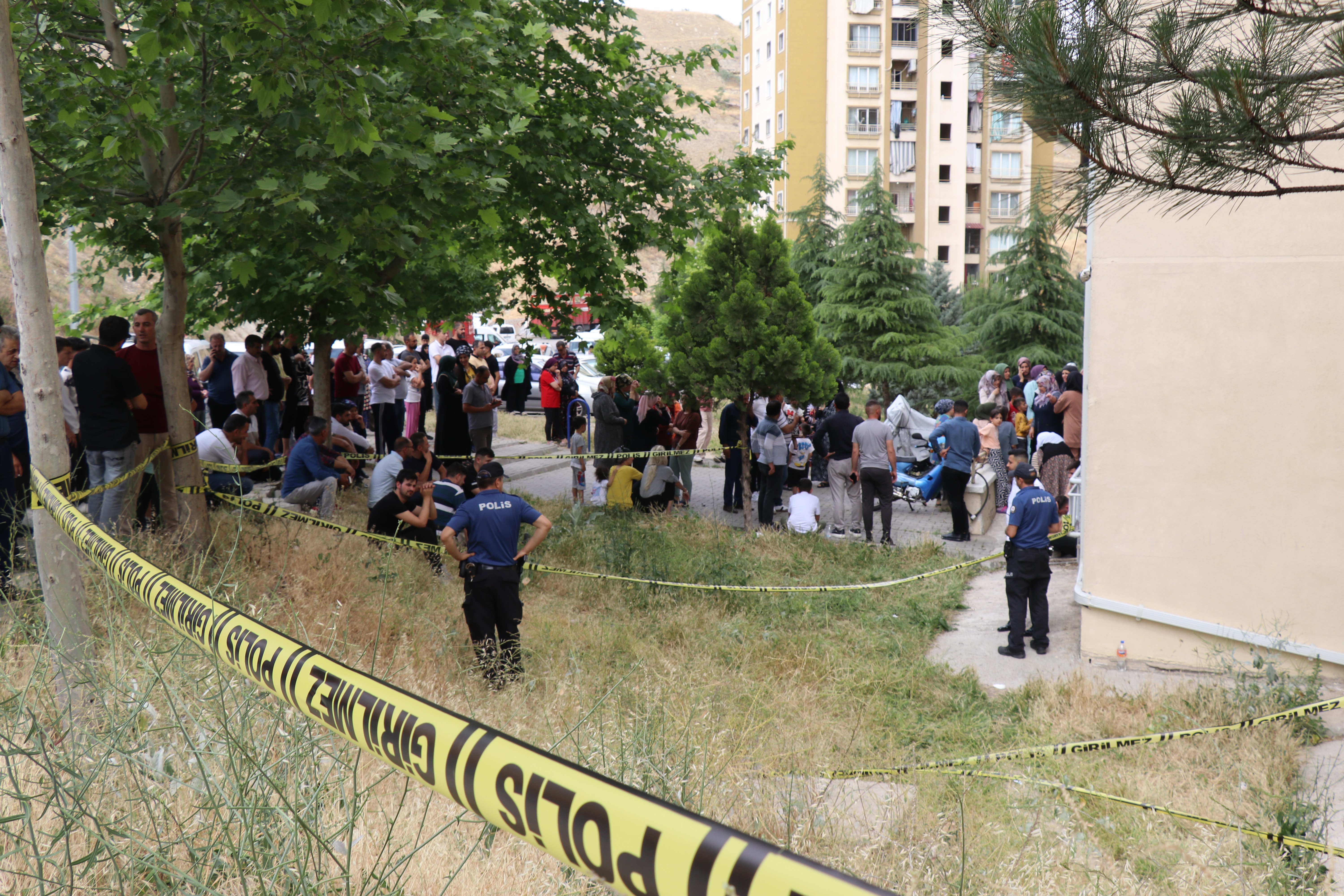 14 Katlı Binanın 8. Katından Düştü Minik Umut Yaşamını Yitirdi