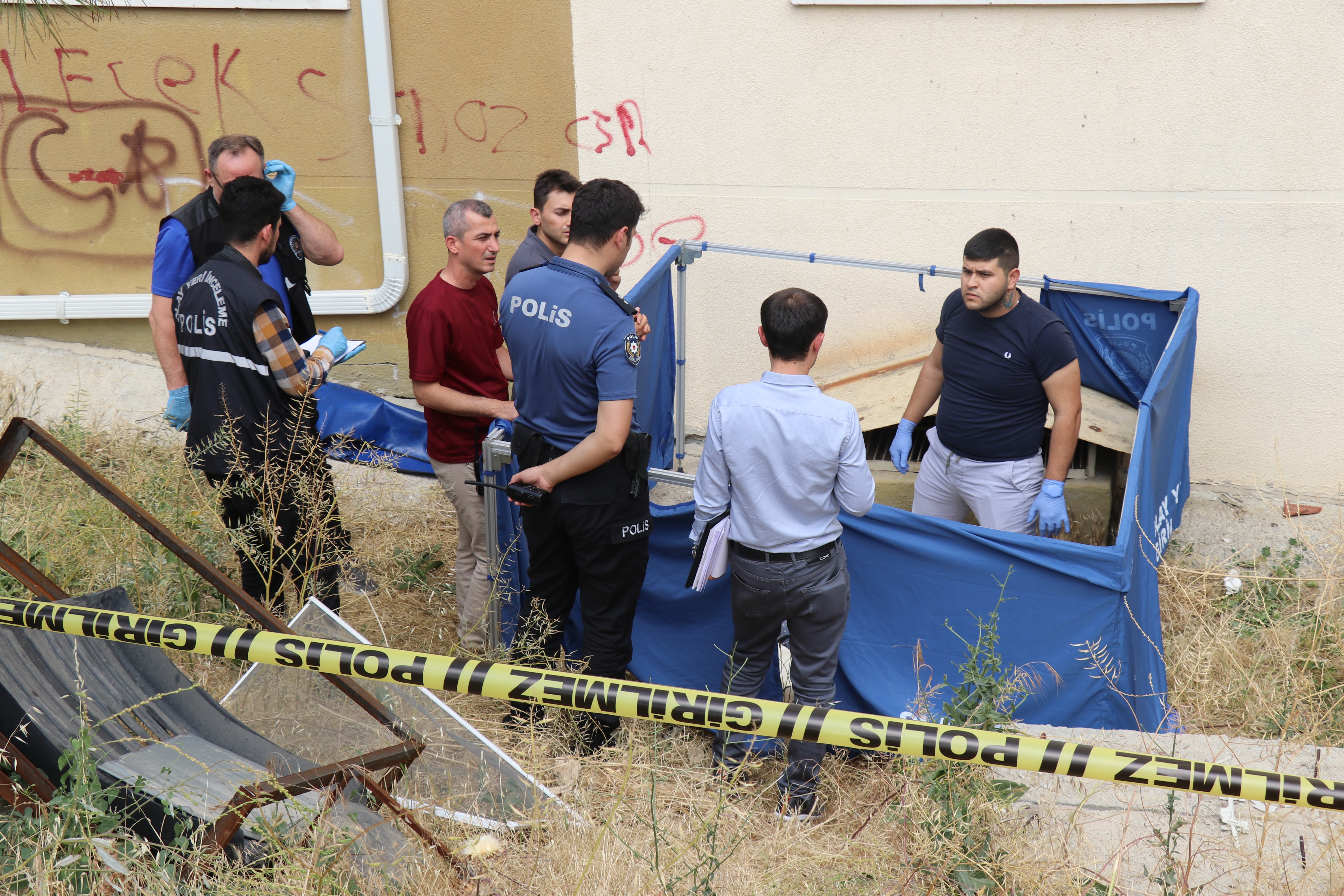 14 Katlı Binanın 8. Katından Düştü Minik Umut Yaşamını Yitirdi