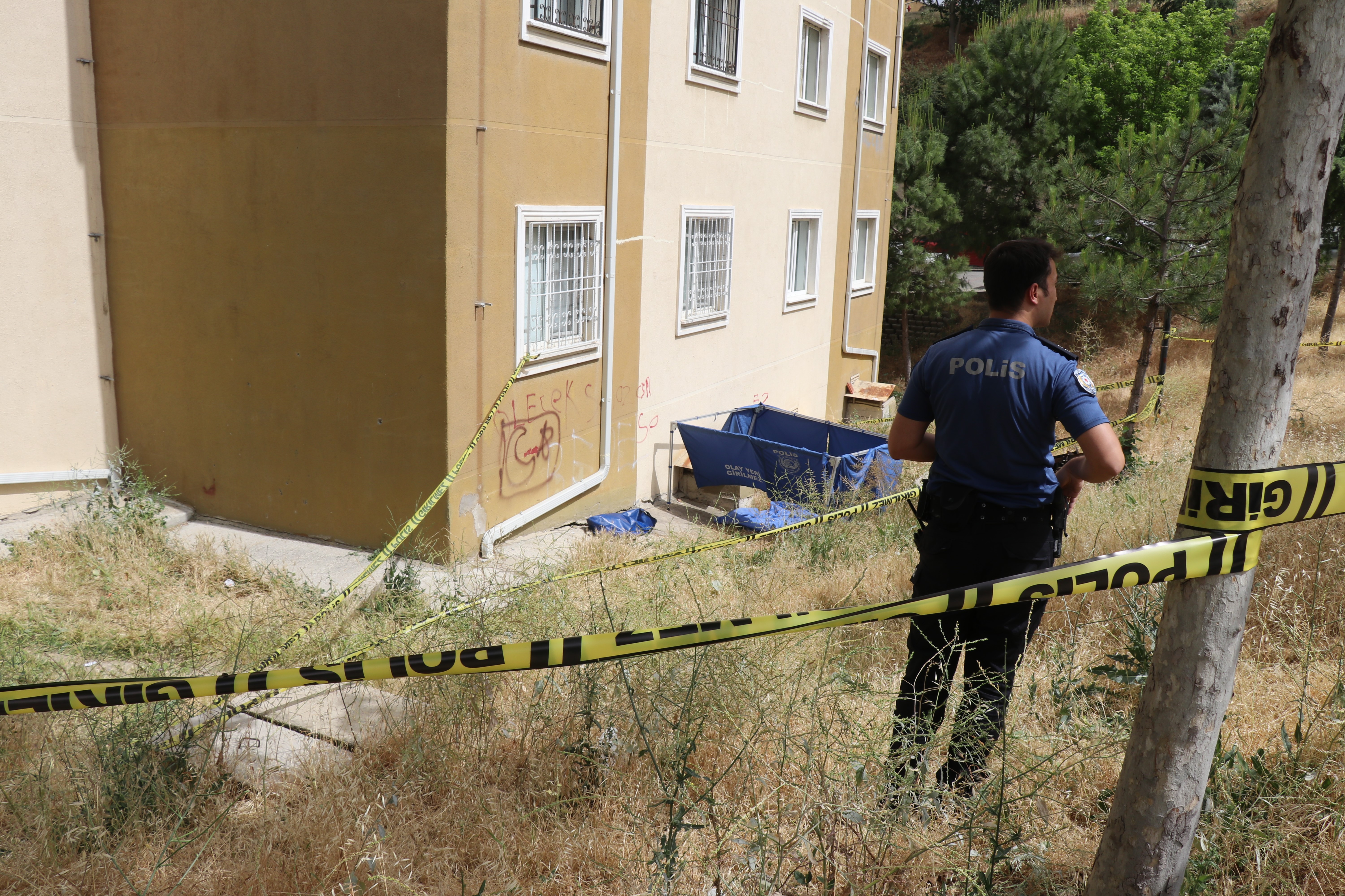 14 Katlı Binanın 8. Katından Düştü Minik Umut Yaşamını Yitirdi