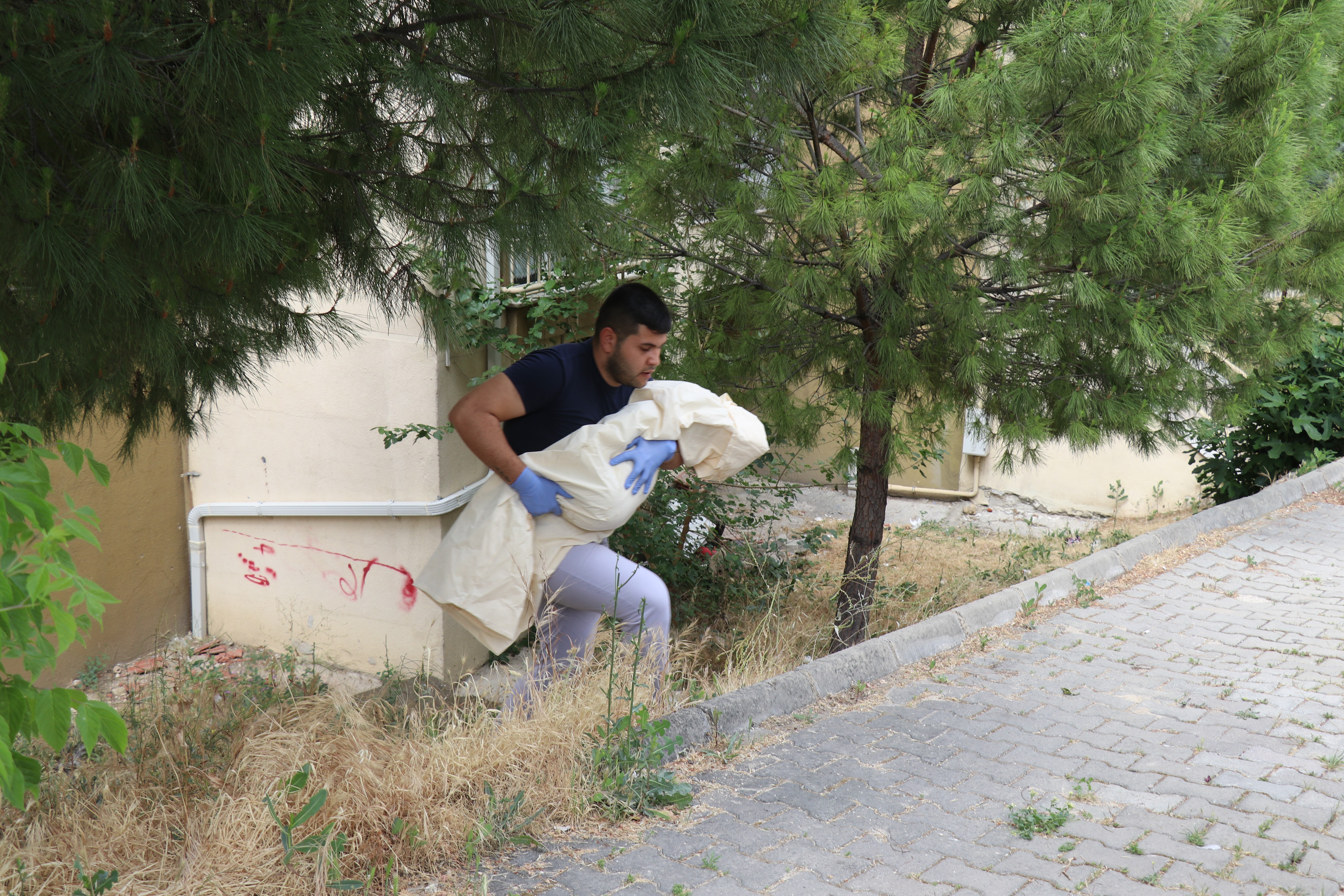 14 Katlı Binanın 8. Katından Düştü Minik Umut Yaşamını Yitirdi