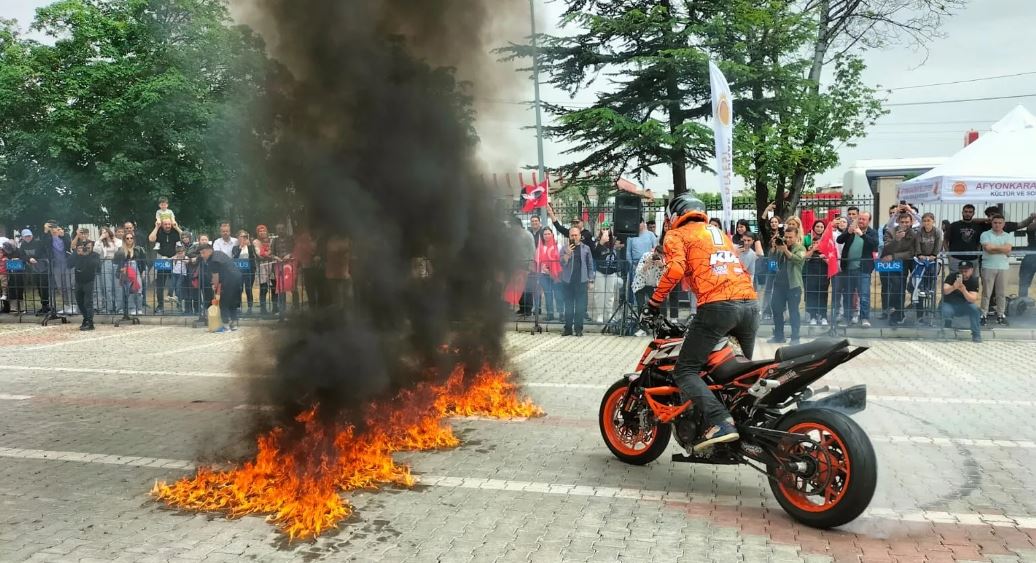 AKROBASİ PİLOTU POLAT'TAN  AFYONLULARA ÖZEL ŞOV