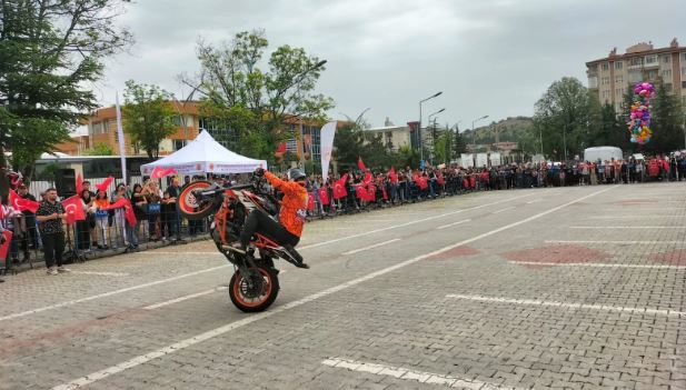 AKROBASİ PİLOTU POLAT'TAN  AFYONLULARA ÖZEL ŞOV