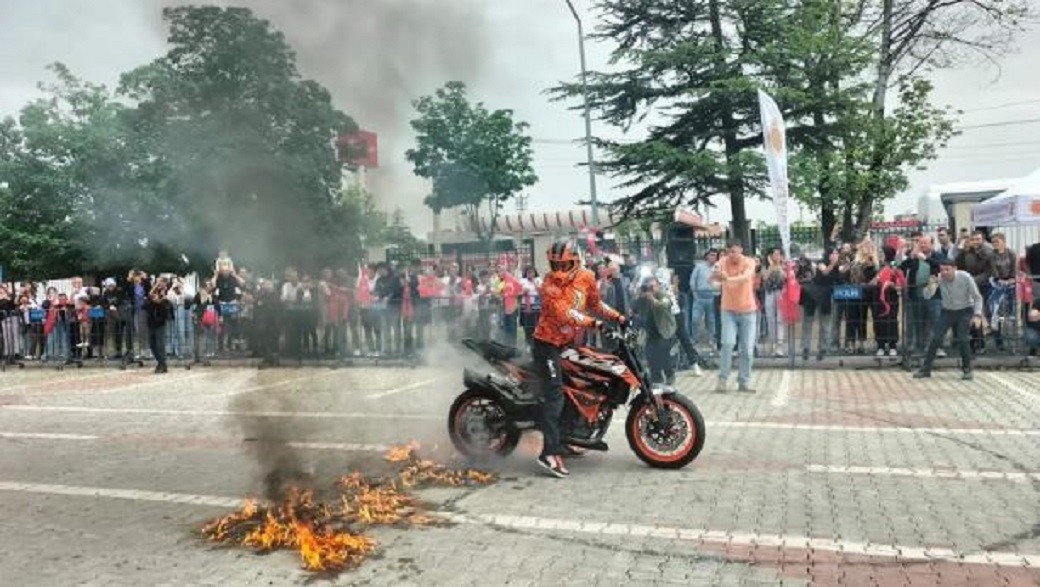 AKROBASİ PİLOTU POLAT'TAN  AFYONLULARA ÖZEL ŞOV