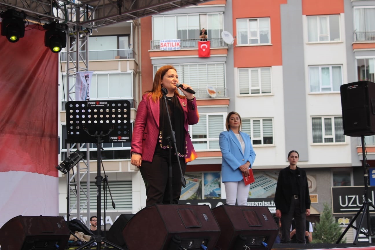 Başkan Köksal, Afyonkarahisar Belediyesi'nin Düzenlediği 19 Mayıs Programında Gençliğe ve Spora Işık Tuttu