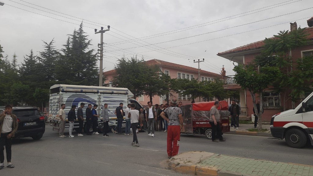 AFYON'DA KAMYONET MOTOSİKLETE ÇARPTTI