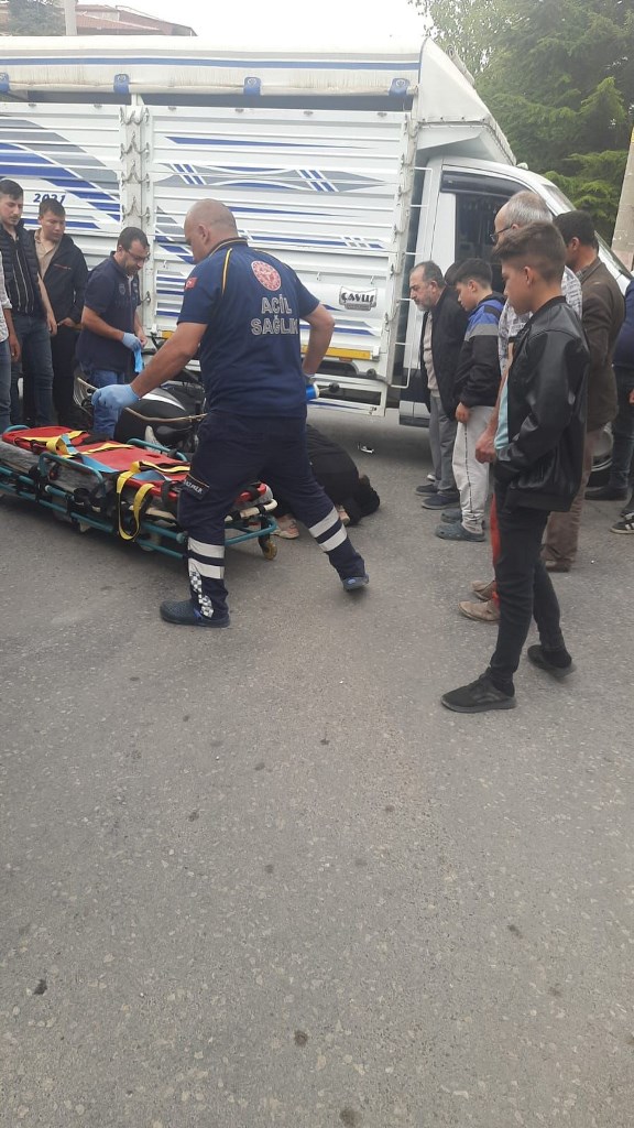 AFYON'DA KAMYONET MOTOSİKLETE ÇARPTTI