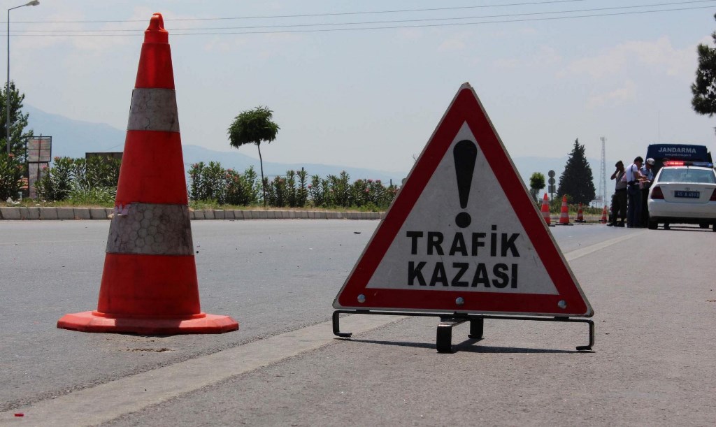 OTOMOBİLİN TIRLA ÇARPIŞTIĞI KAZADA 3 KİŞİ YARALANDI