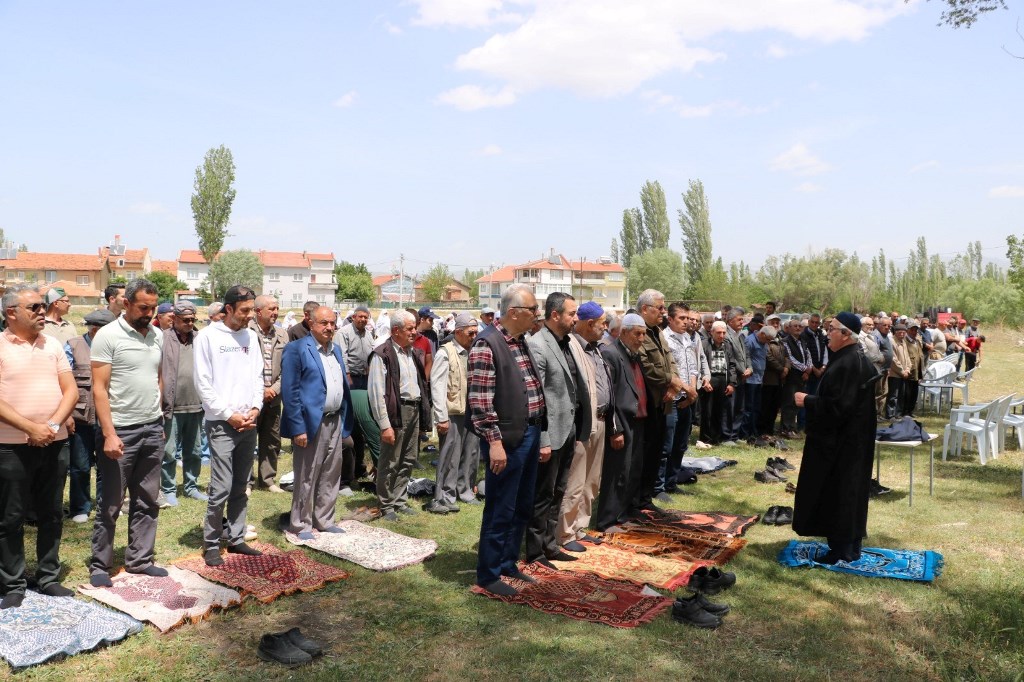 YAĞMUR DUASINA KATILIM YOĞUN OLDU