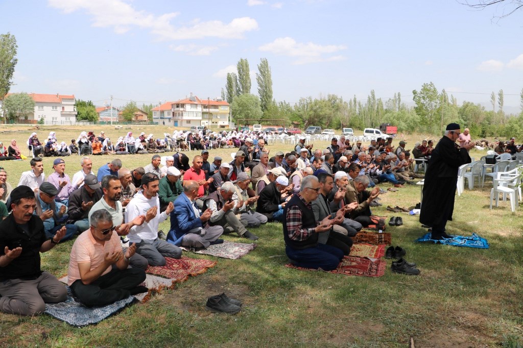 YAĞMUR DUASINA KATILIM YOĞUN OLDU