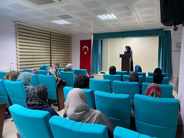 "GENÇ PSİKOLOJİSİ" KONULU KONFERANS DÜZENLENDİ