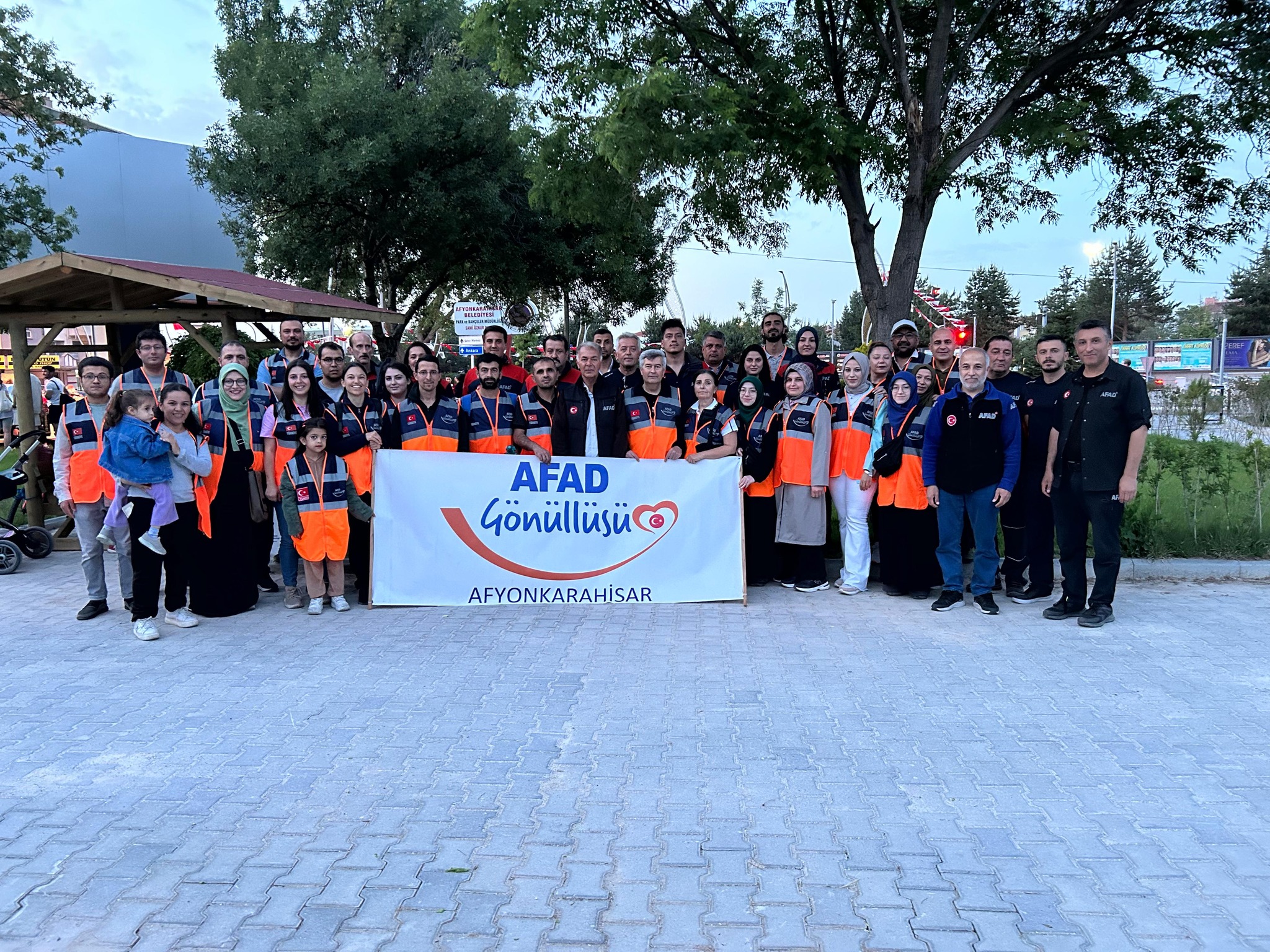İL MÜDÜRLÜĞÜ PERSONELİ VE AFAD GÖNÜLLÜLERİ GENÇLİK YÜRÜYÜŞÜNDE BULUŞTU
