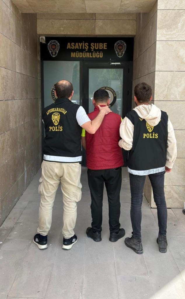 KAÇAK ŞAHIS ATAKÖY PAZARYERİNDE YAKALANDI