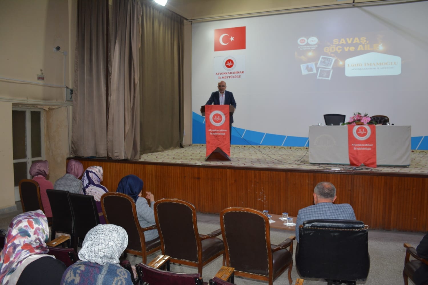 SAVAŞ GÖÇ VE AİLE KONULU KONFERANS DÜZENLENDİ