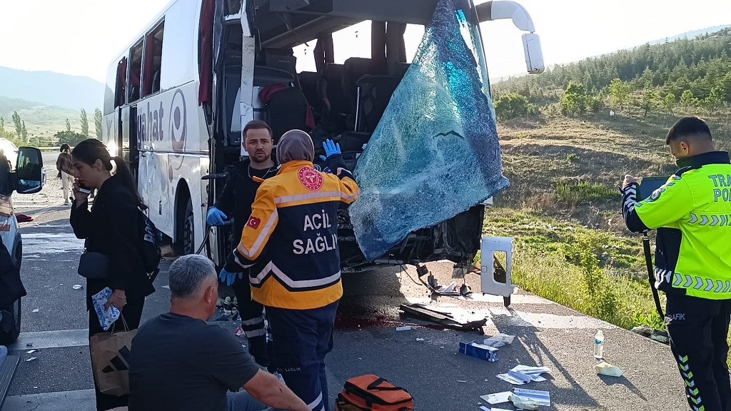 AFYON'DAKİ OTOBÜS KAZASINDA ACI HABER GELDİ:
