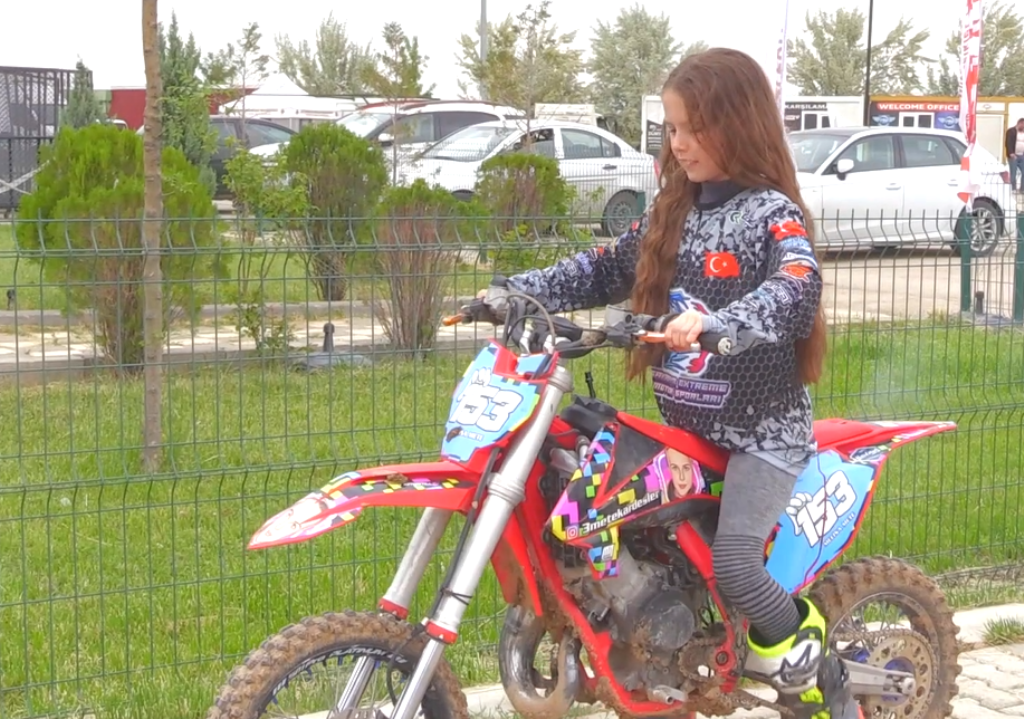 MOTOKROSÇU KIZ KARDEŞLERİN HEDEFİ AVRUPA ŞAMPİYONLUĞU