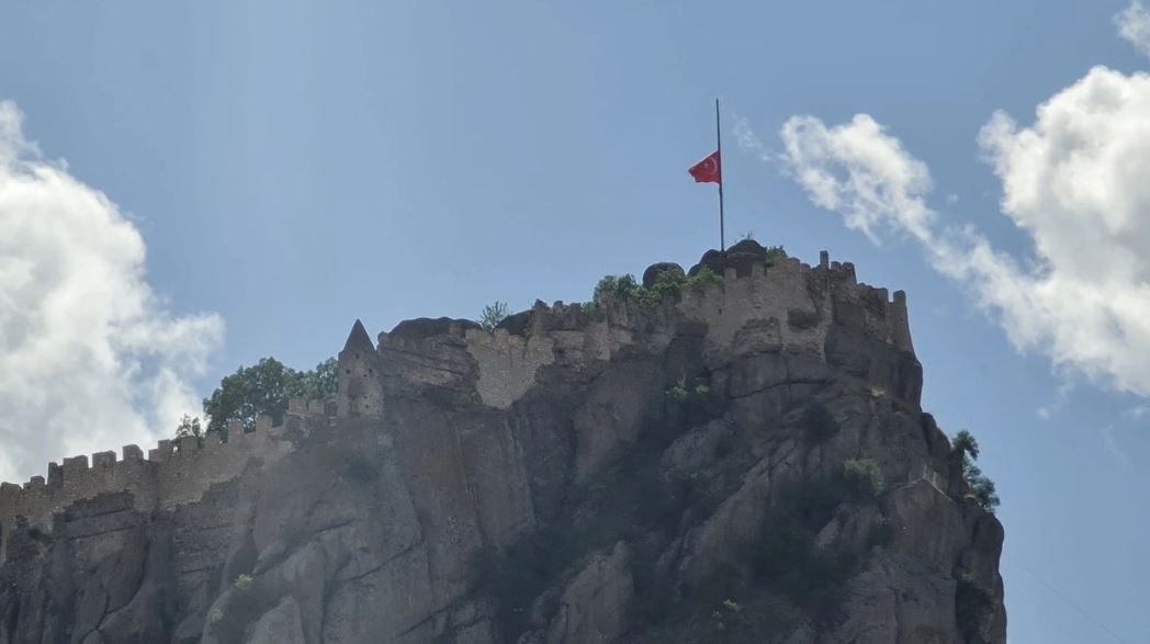 AFYON  KALESİNDEKİ BAYRAK YARIYA İNDİRİLDİ