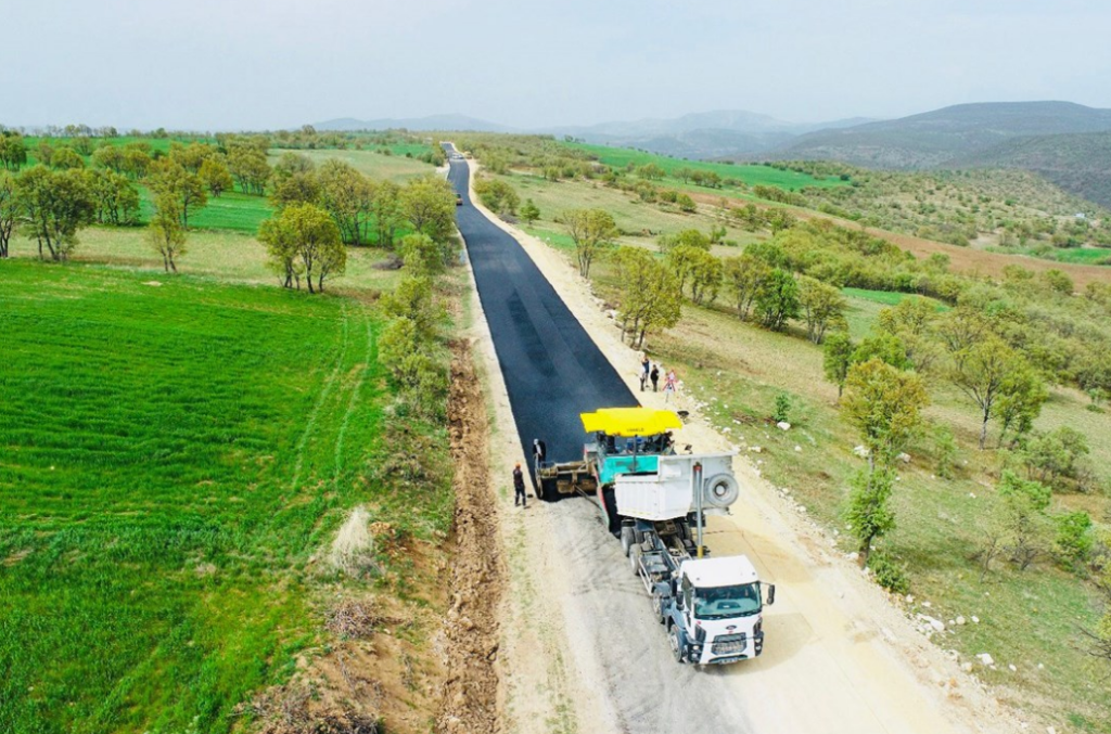 HOCALAR – ÇALCA GRUP YOLU SICAK ASFALT ÇALIŞMALARINDA SONA GELİNDİ