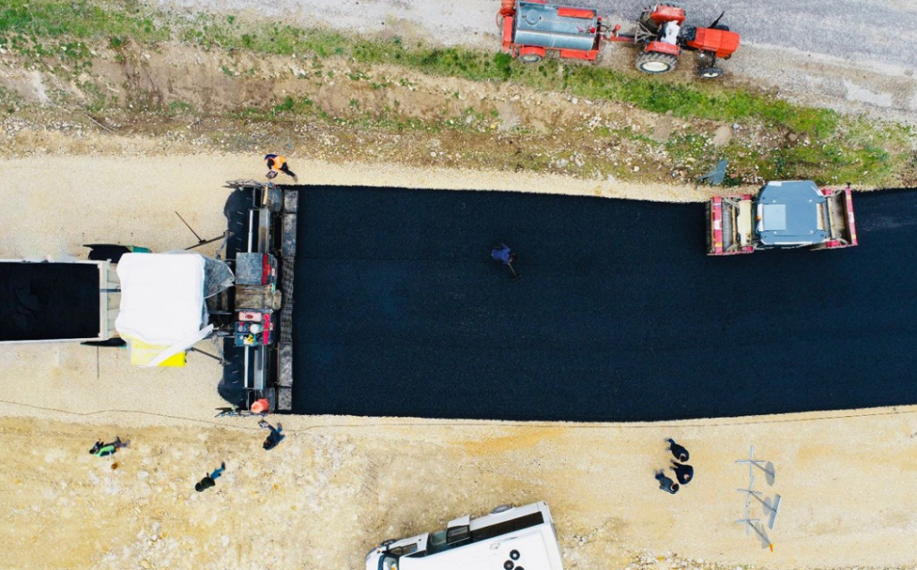 HOCALAR – ÇALCA GRUP YOLU SICAK ASFALT ÇALIŞMALARINDA SONA GELİNDİ