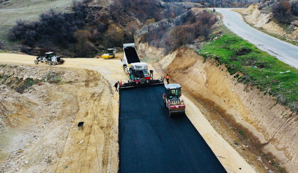 HOCALAR – ÇALCA GRUP YOLU SICAK ASFALT ÇALIŞMALARINDA SONA GELİNDİ