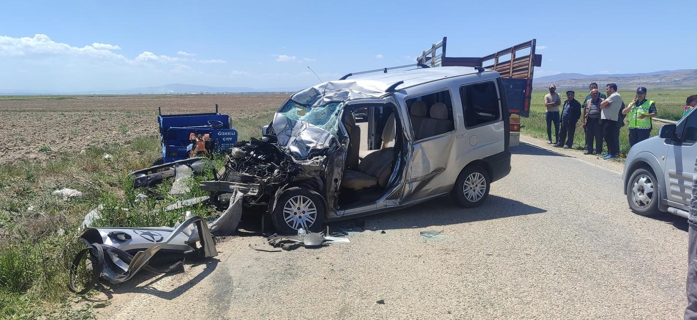 Afyonkarahisar'da Feci Kaza: 2 Kişi Öldü, 2 Kişi Yaralandı