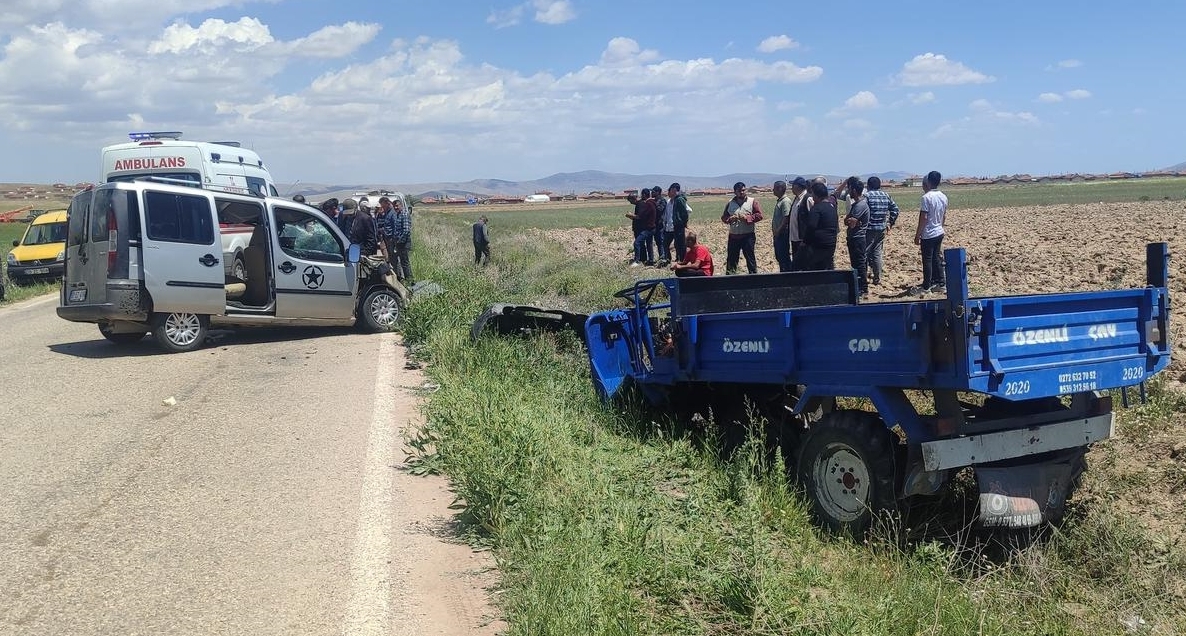 Afyonkarahisar'da Feci Kaza: 2 Kişi Öldü, 2 Kişi Yaralandı