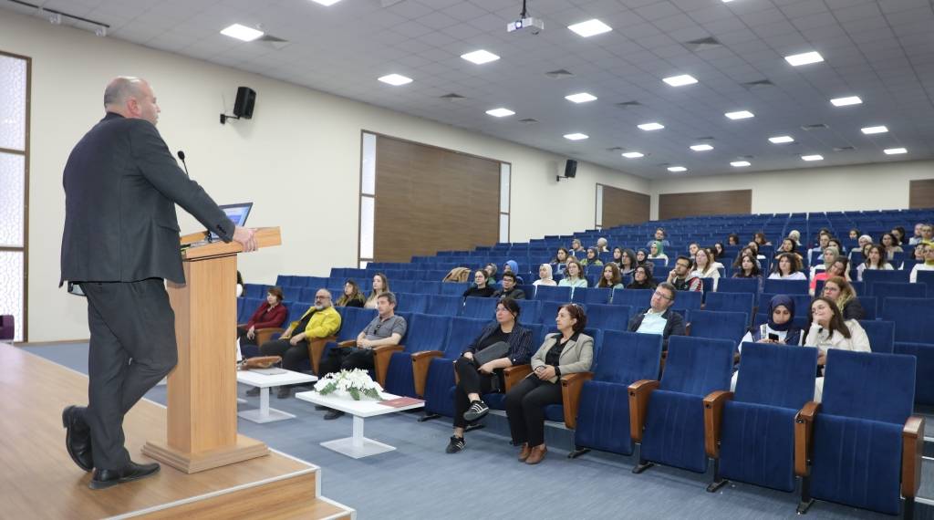 AFSÜ Eczacılık Fakültesi’nde Seminer Eczacılıkta Yenilikçilik İçin Diğer Fırsatlar Konuşuldu