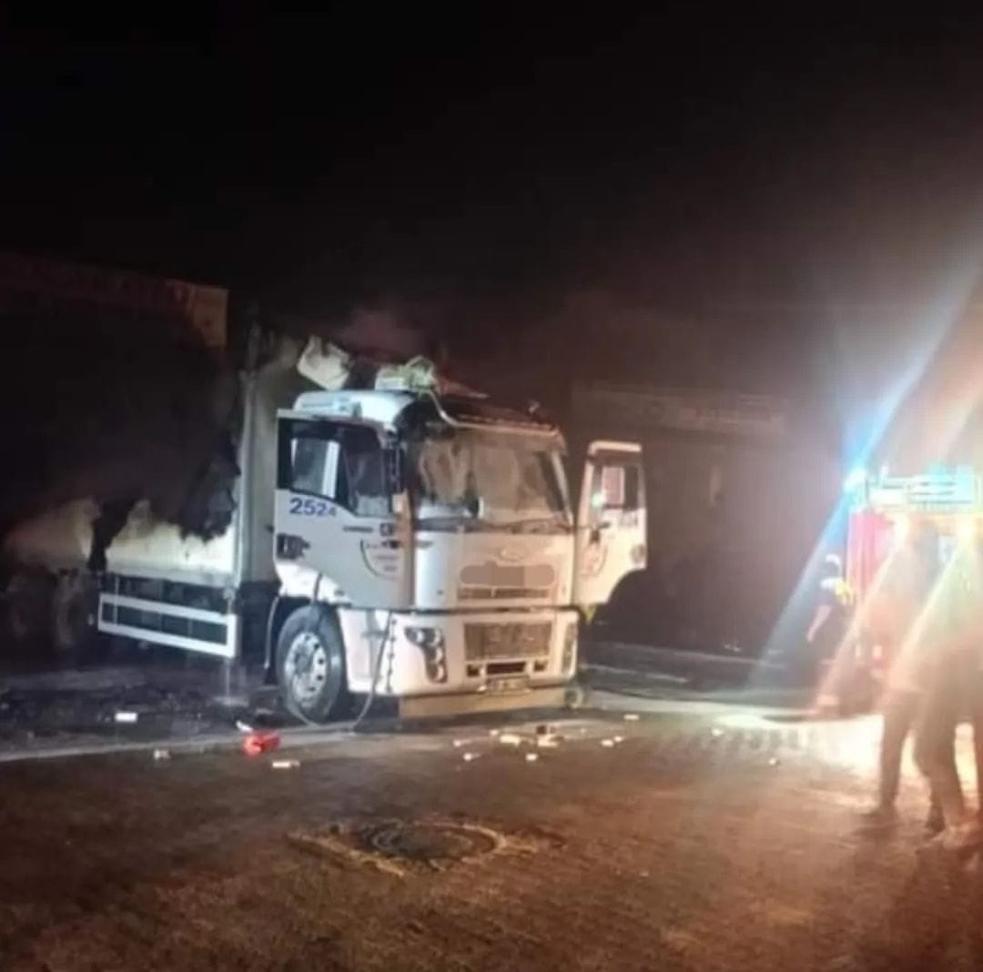 Sanayi Esnafını Korkutan Yangın Geceyi Alevleriyle Aydınlattı