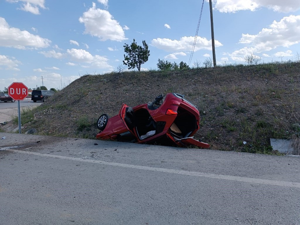 ŞUHUT'TA OTOMOBİL TAKLA ATTI