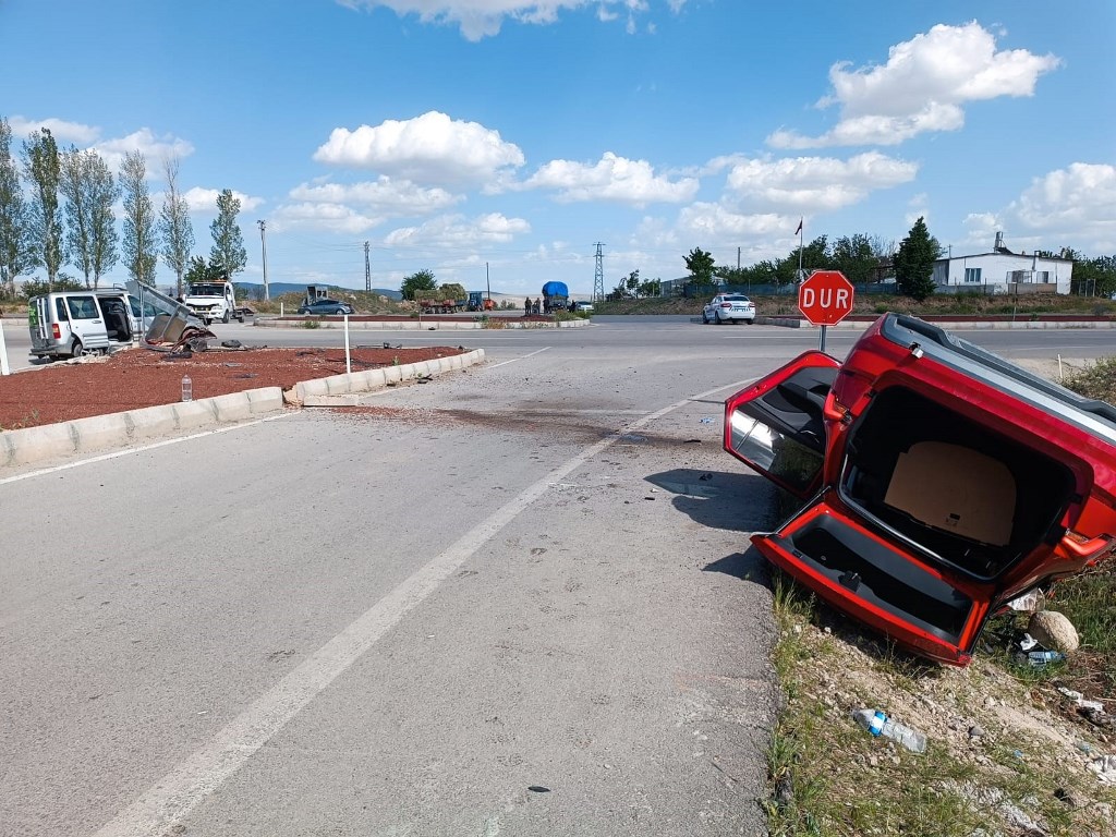ŞUHUT'TA OTOMOBİL TAKLA ATTI