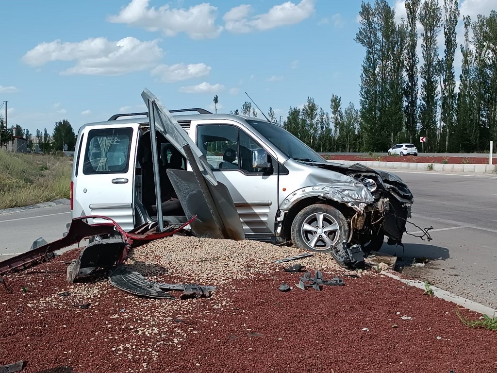 ŞUHUT'TA OTOMOBİL TAKLA ATTI