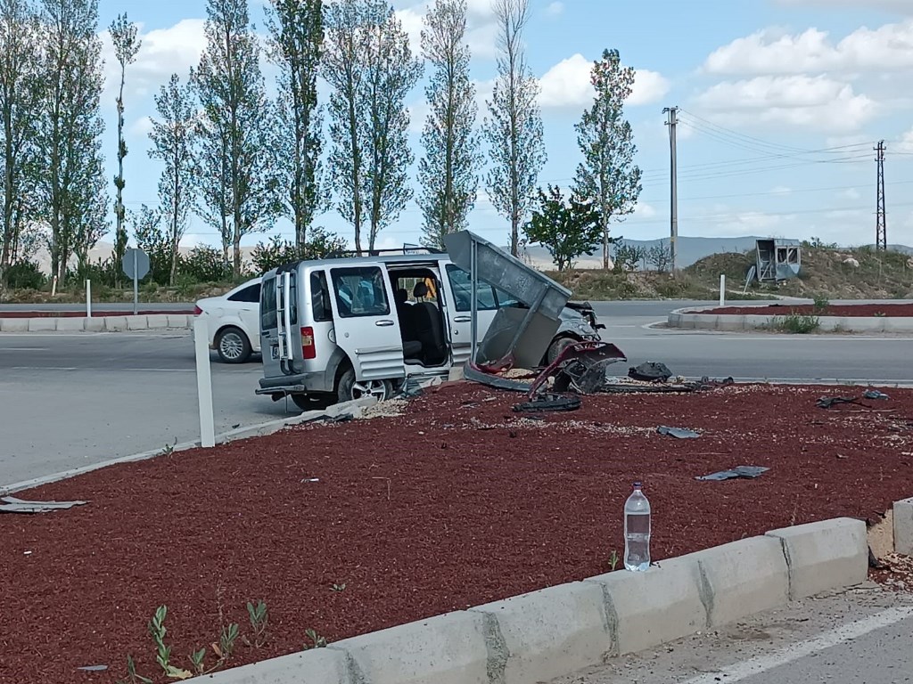ŞUHUT'TA OTOMOBİL TAKLA ATTI