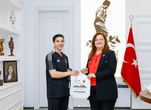 BAŞKAN KÖKSAL ŞAMPİYONLARI AĞIRLADI