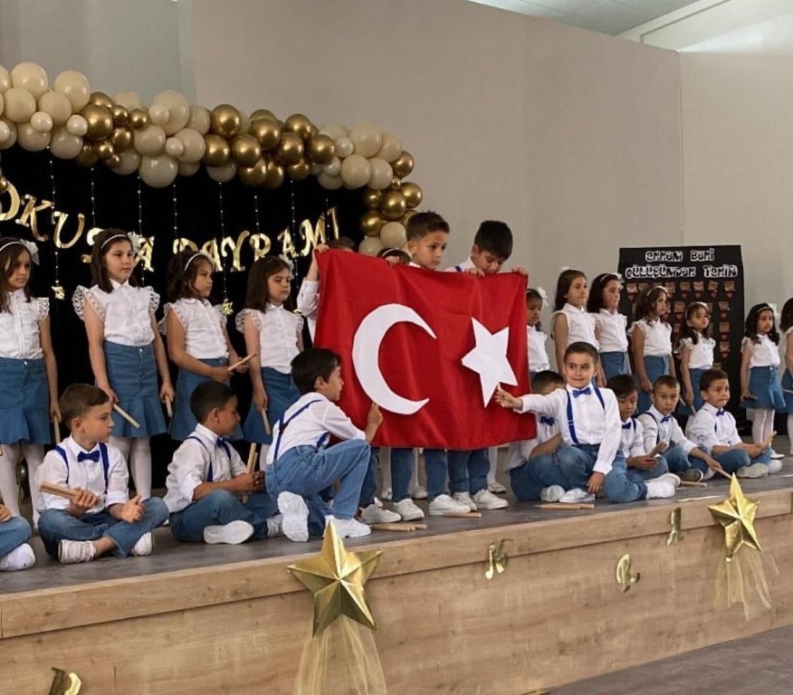 MİNİKLER OKUMA YAZMA ÖĞRENMENİN MUTLULUĞUNU YAŞADI